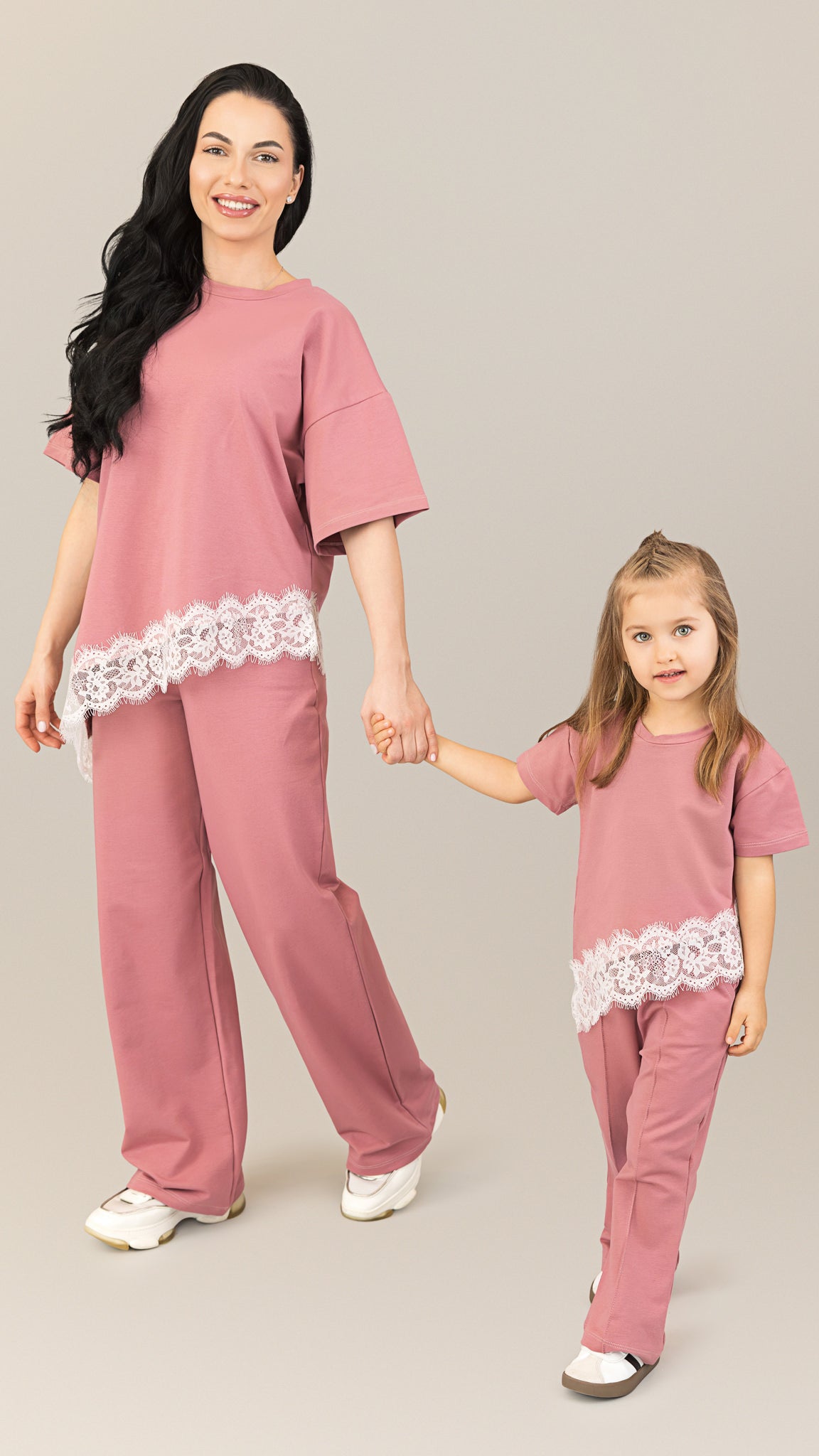 Set compleuri mama fiica mesa rose cu aplicatii de dantela