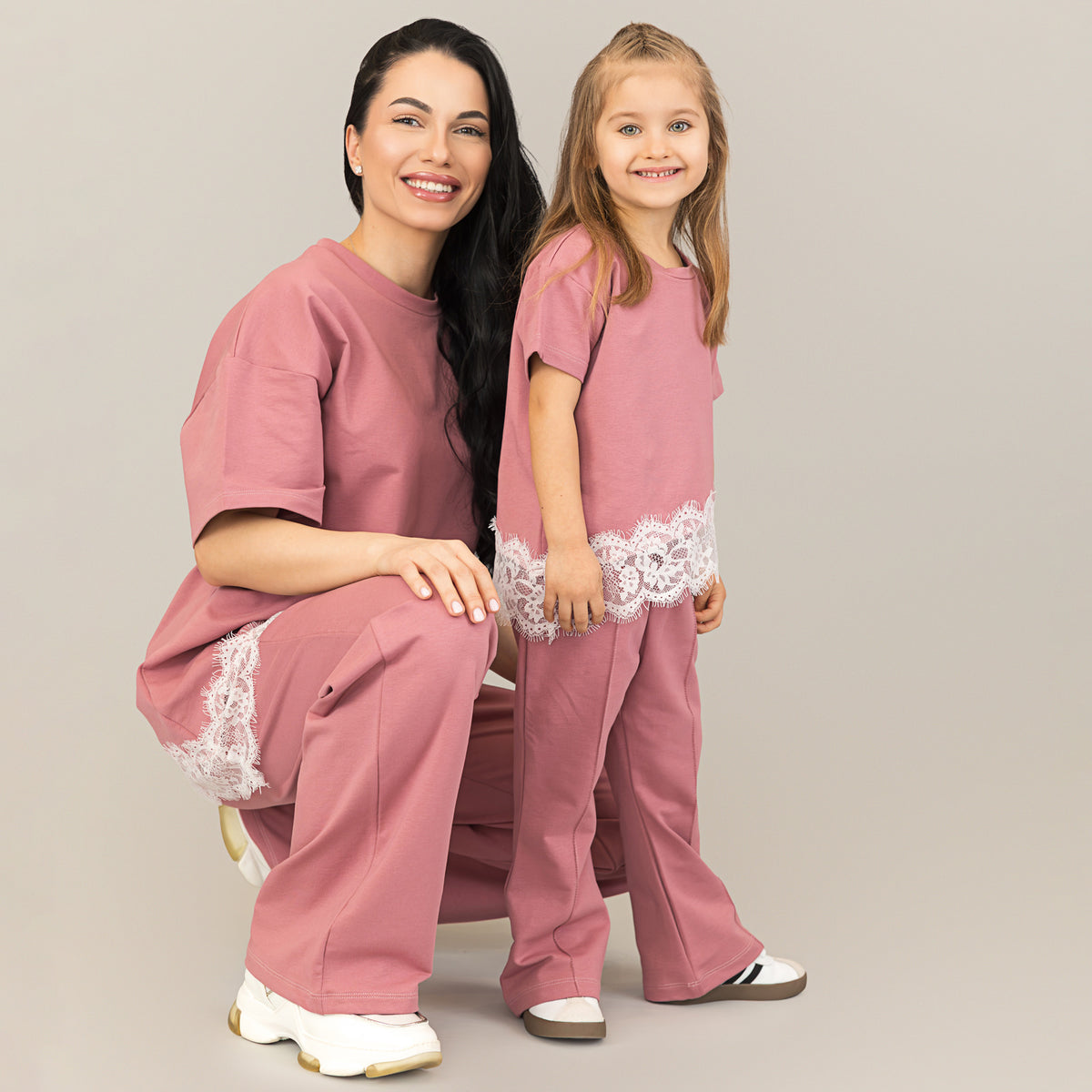 Set compleuri mama fiica mesa rose cu aplicatii de dantela