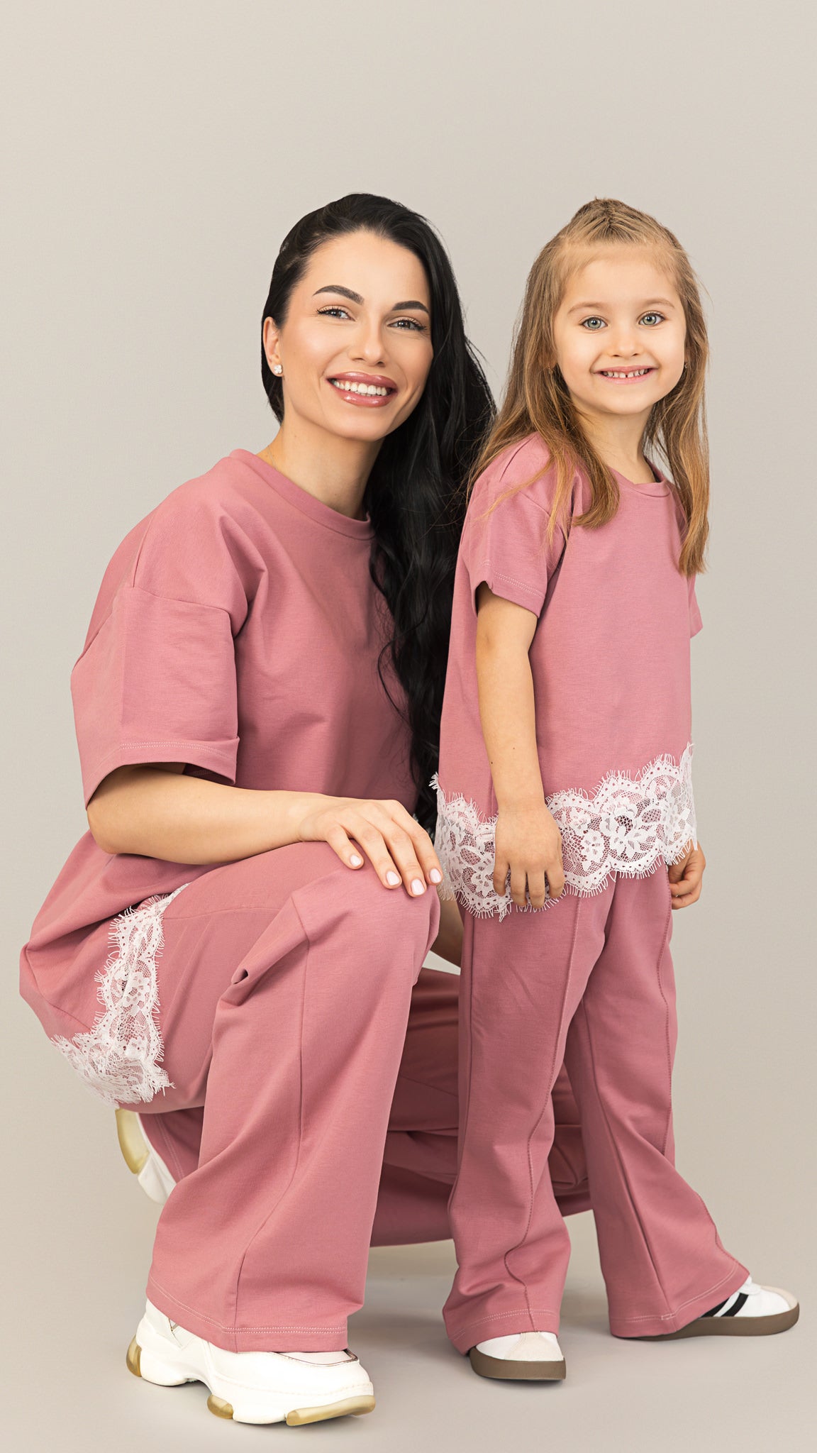 Set compleuri mama fiica mesa rose cu aplicatii de dantela