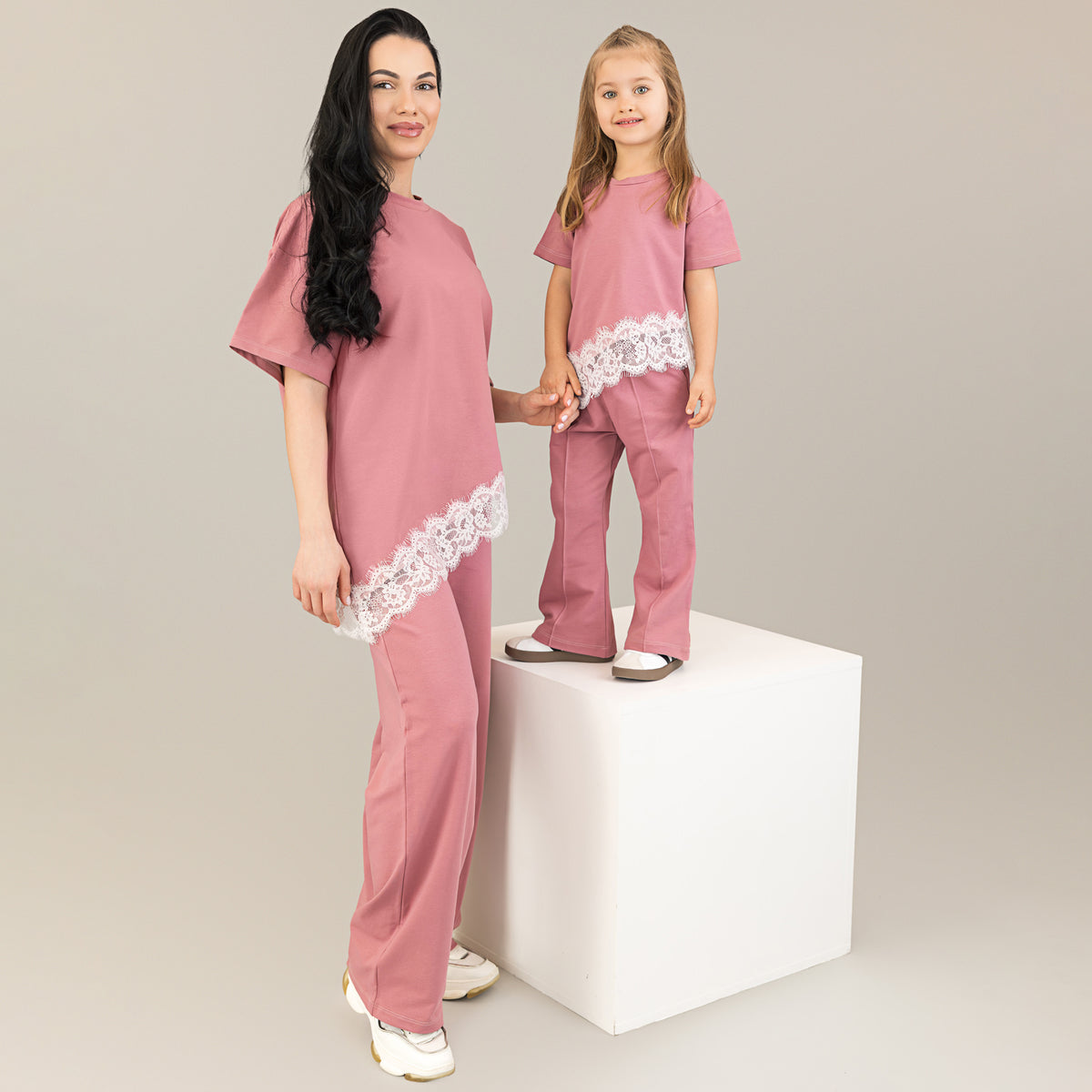Set compleuri mama fiica mesa rose cu aplicatii de dantela