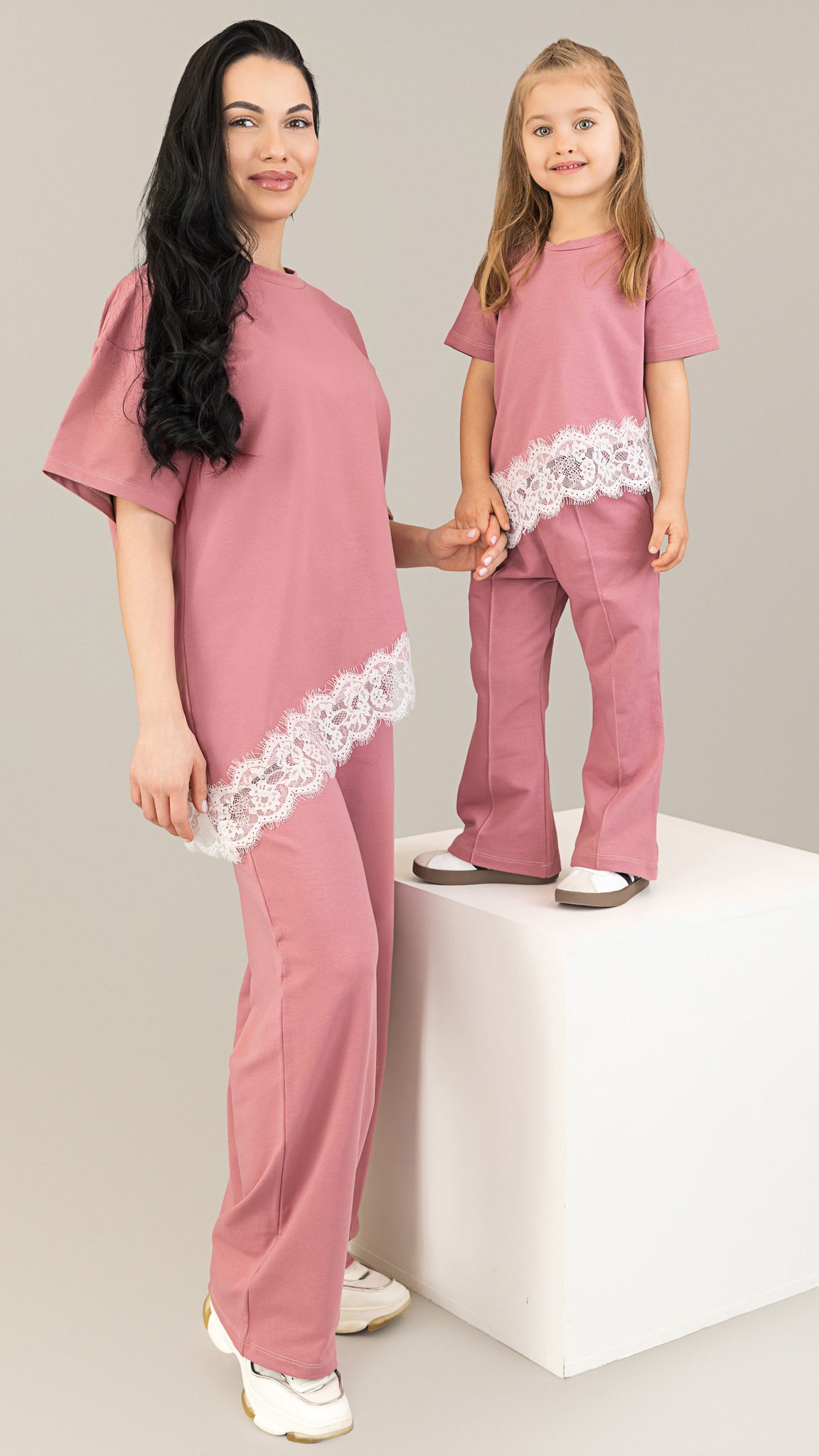 Set compleuri mama fiica mesa rose cu aplicatii de dantela