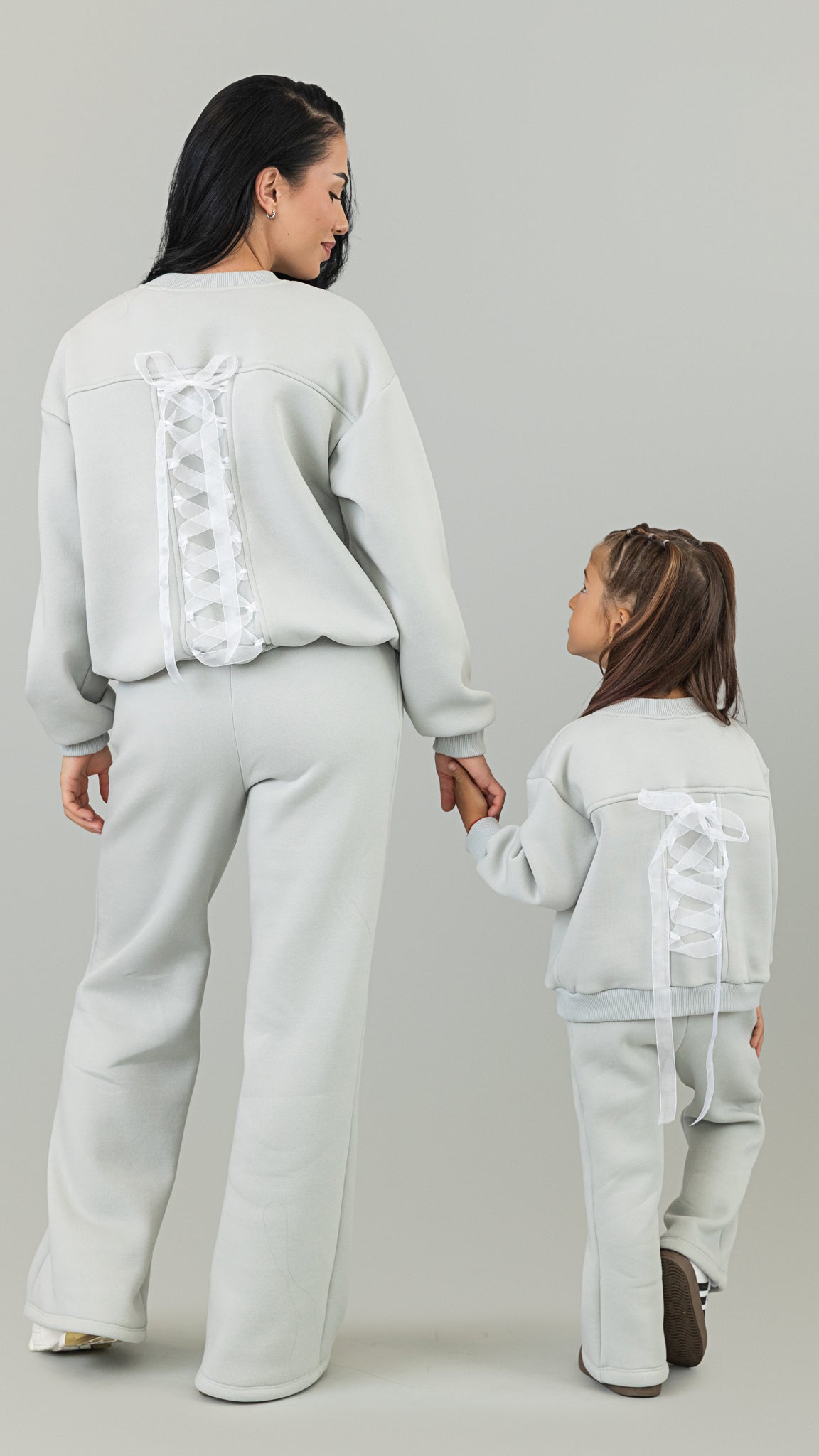 Trening fete gri cu funda din organza si detaliu corset la spate