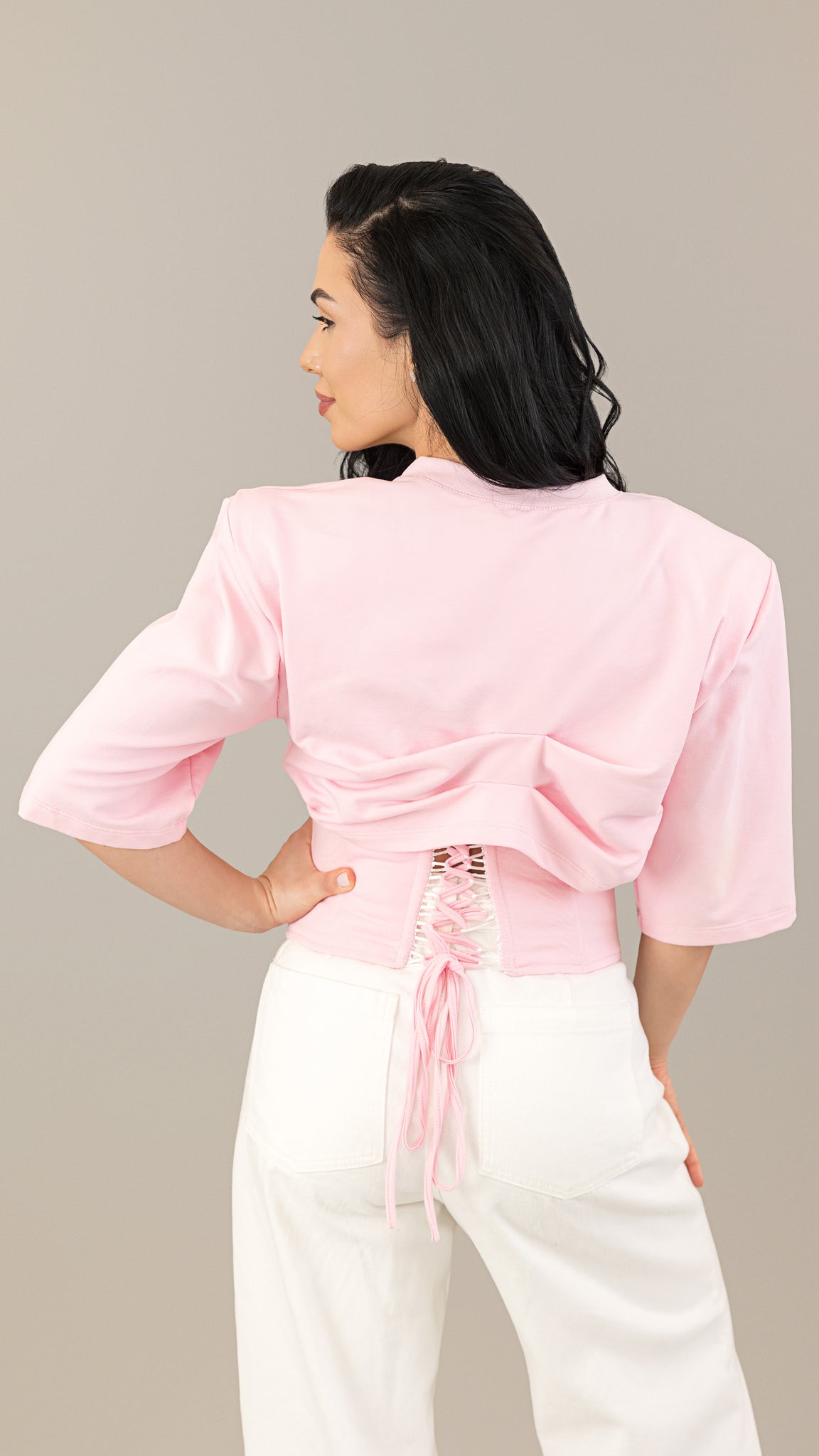 Tricou roz crop top din bumbac premium cu corset si pernite la umeri