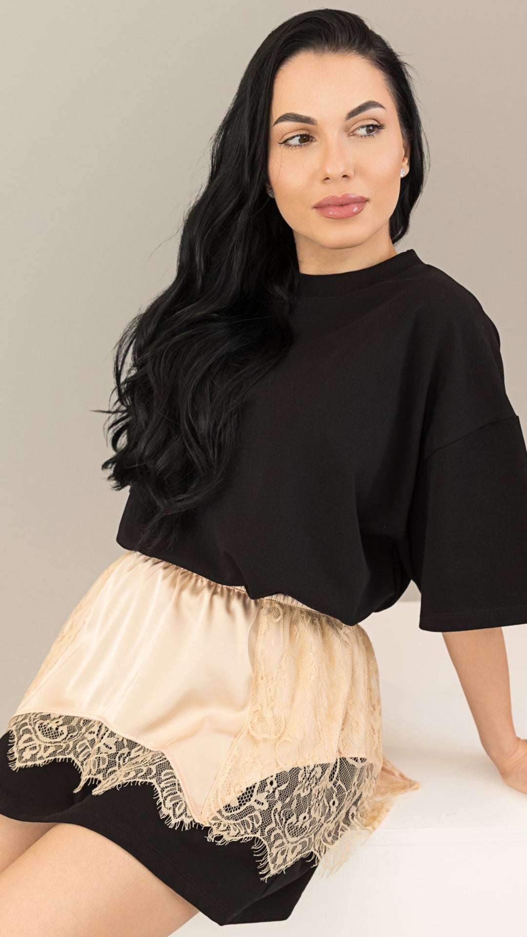 Tricou tip rochie negru cu brau din matase și dantela