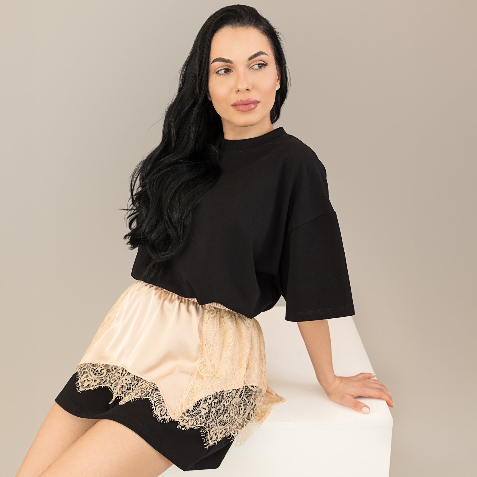Tricou tip rochie negru cu brau din matase și dantela