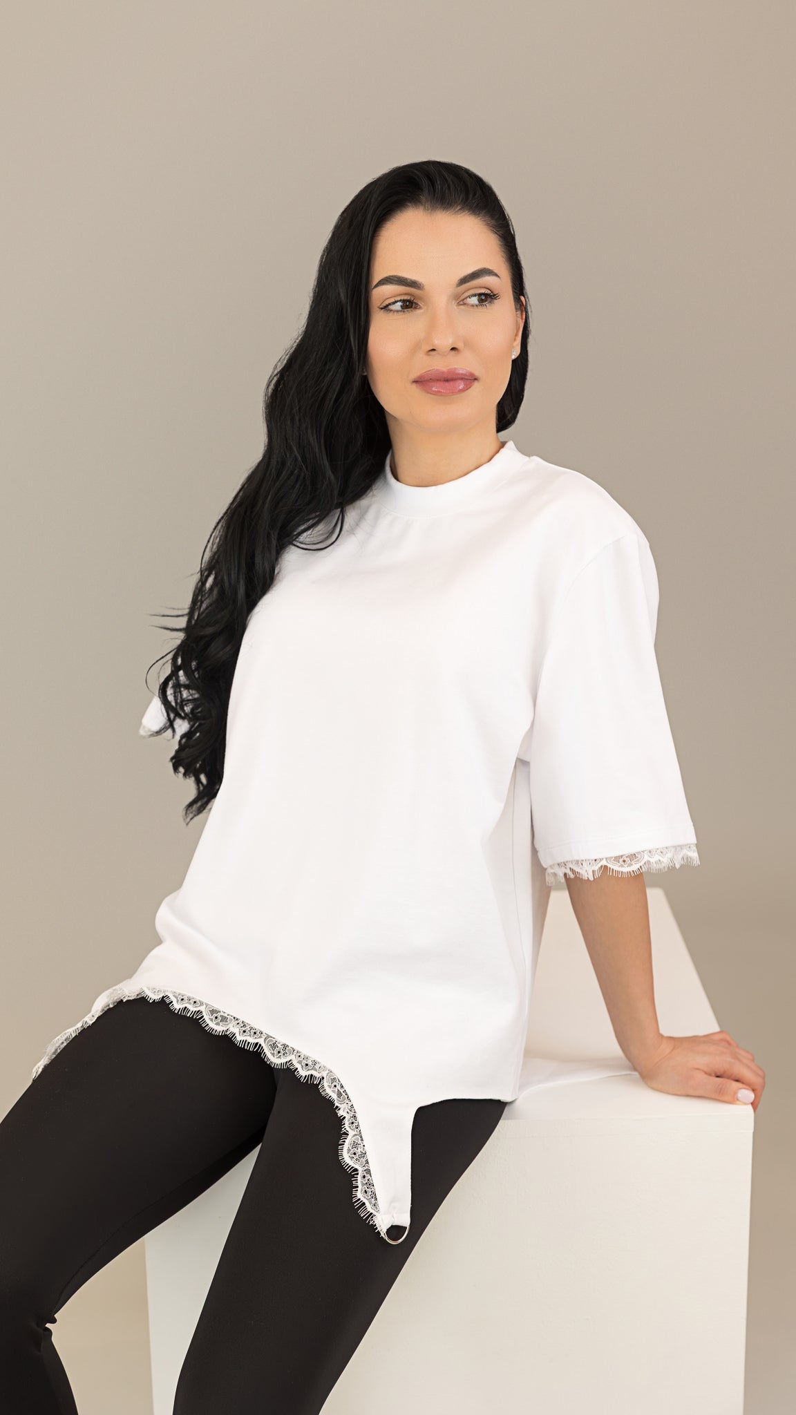 Tricou dama off white cu decupaj si dantela