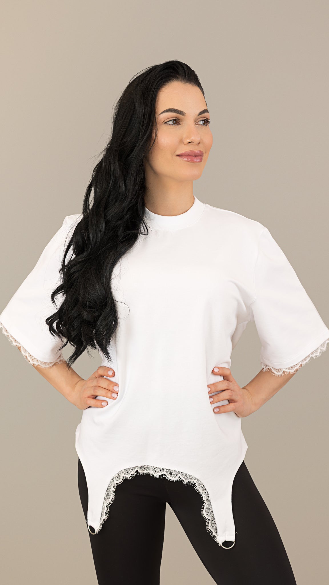 Tricou dama off white cu decupaj si dantela