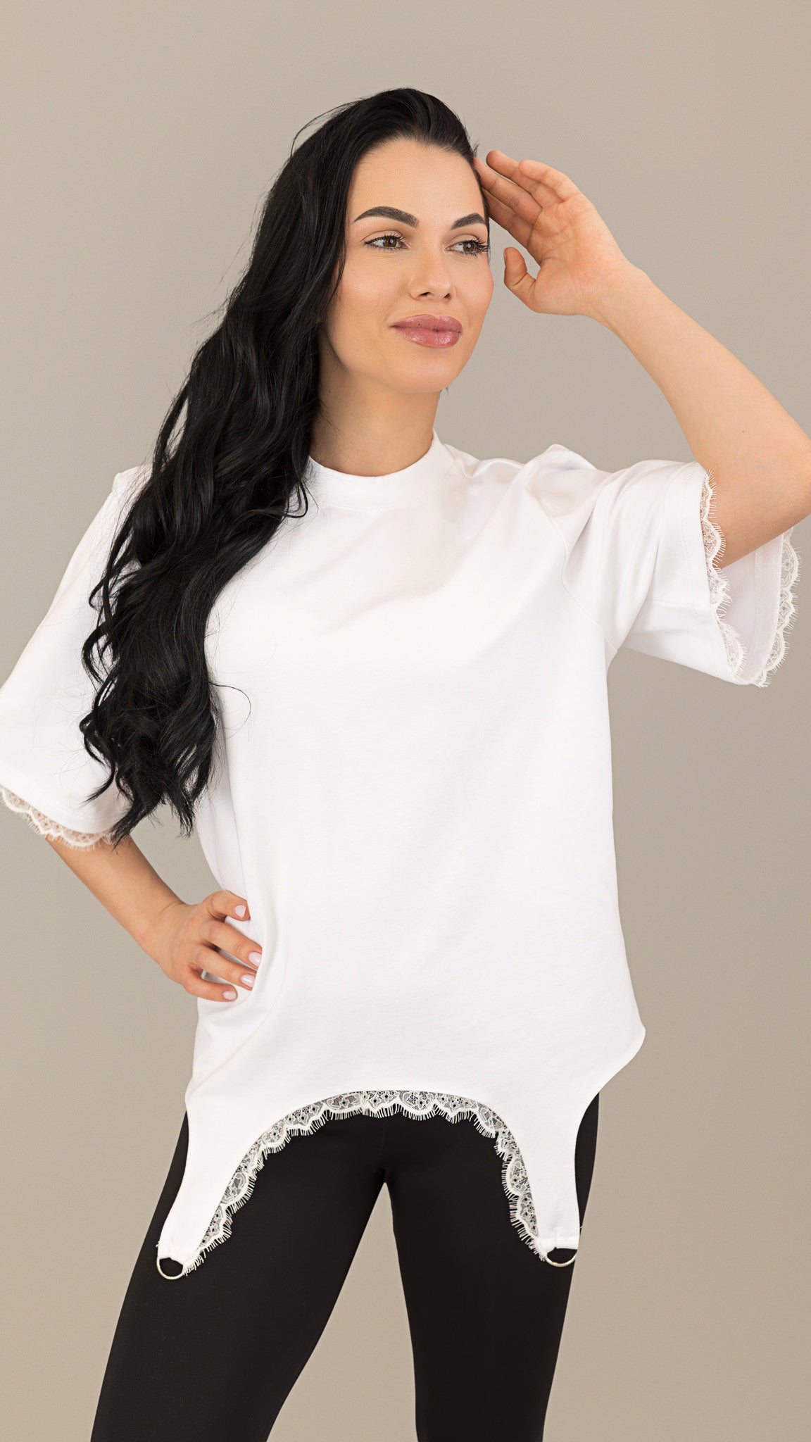 Tricou dama off white cu decupaj si dantela