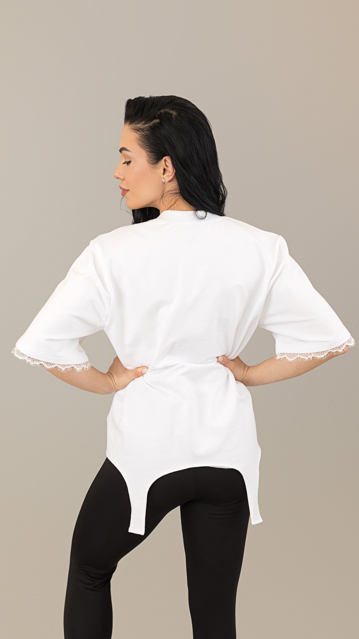 Tricou dama off white cu decupaj si dantela