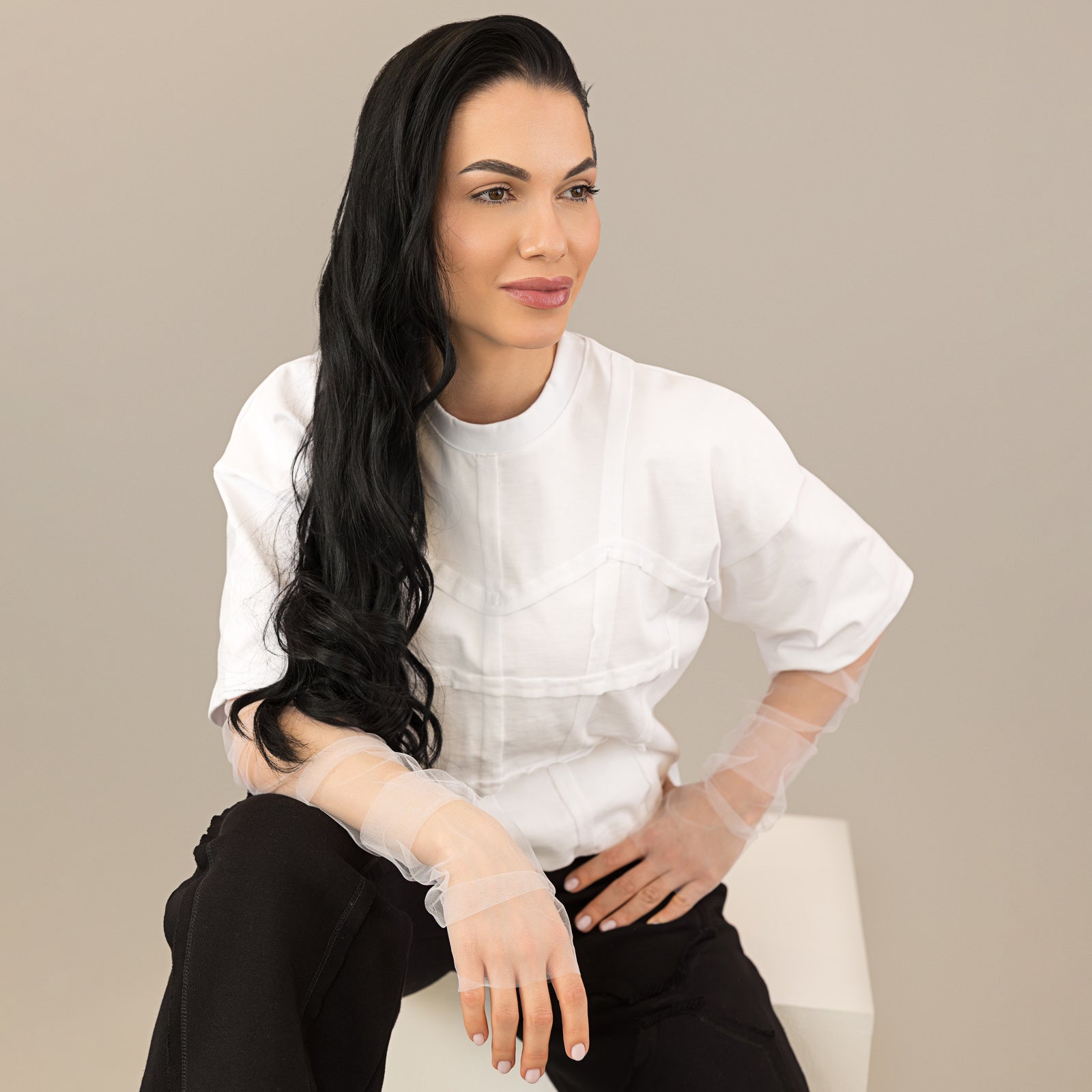 Compleu dama alb - negru cu elemente de corset si maneci din tull detasabile