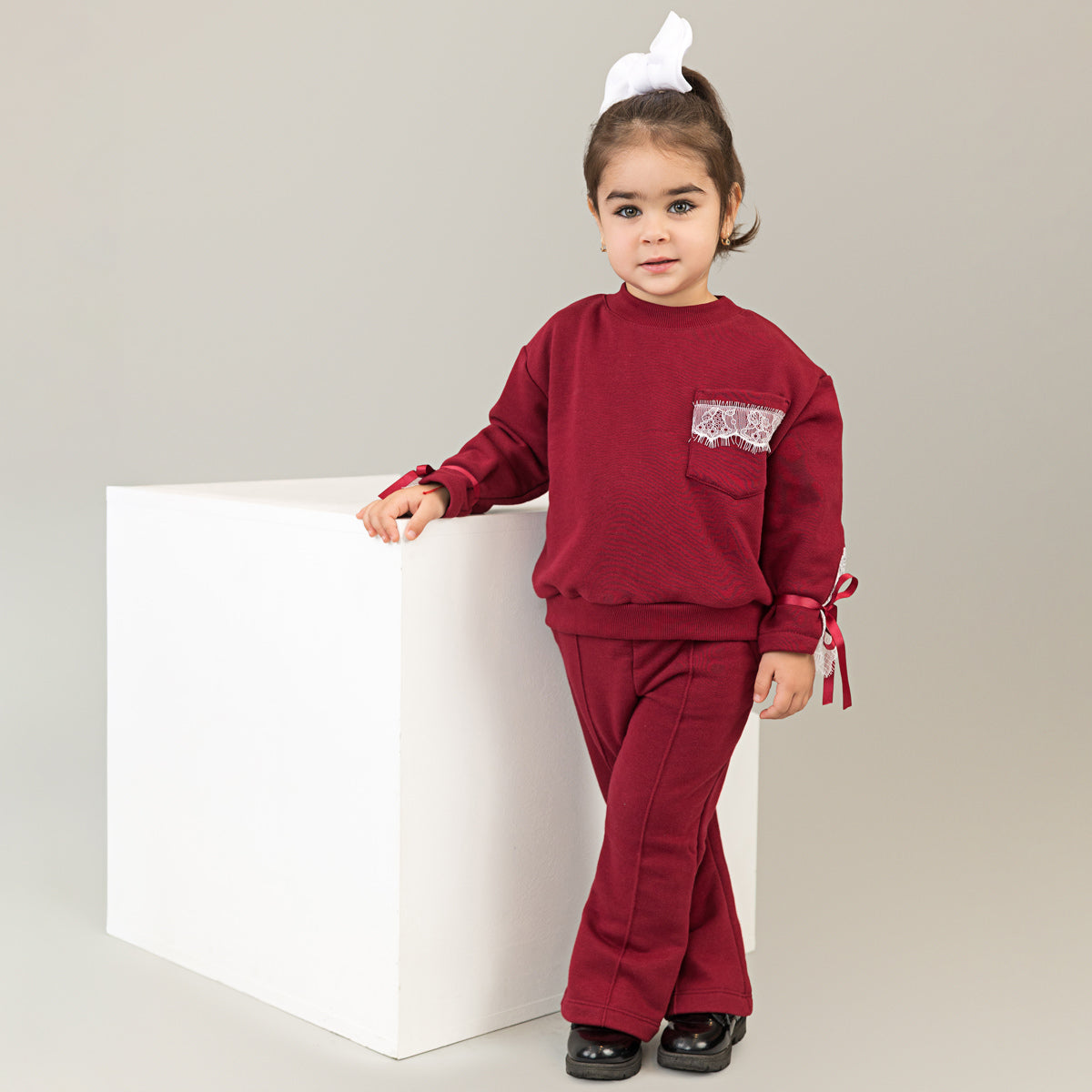 Trening fete burgundy cu detalii din dantela
