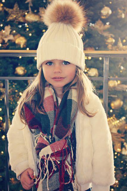 Set fesuri din tricot mama fiica cu mot blana naturala – Albe