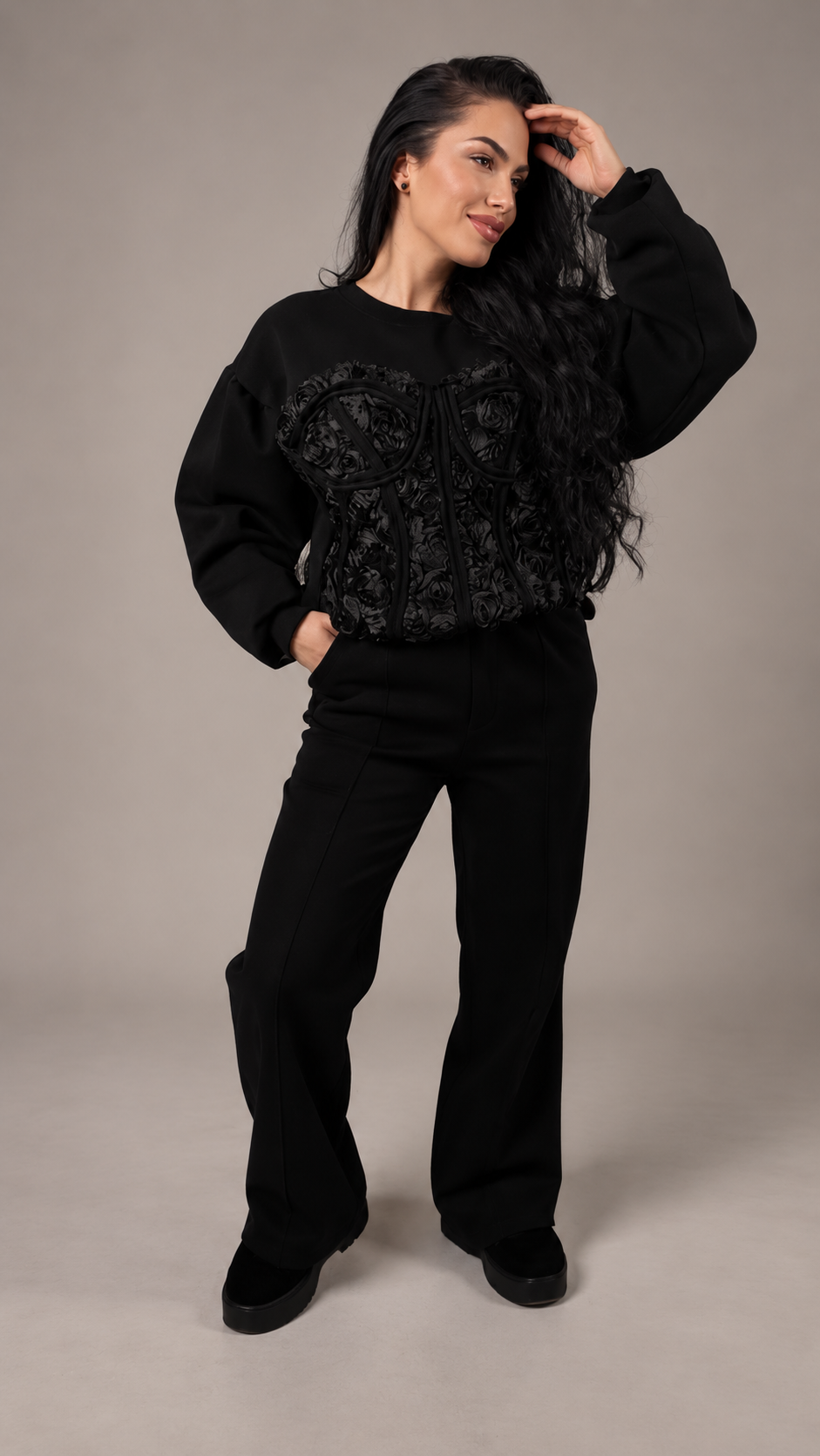 Trening dama negru cu aplicatie tip corset si trandafiri in relief