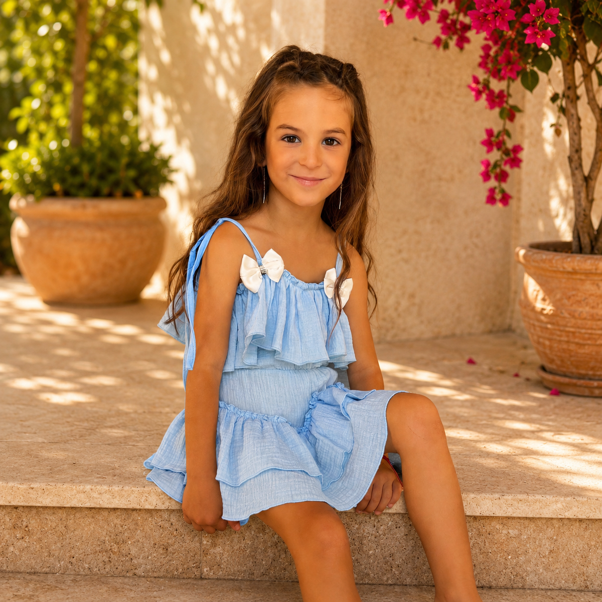 Set rochii mama fiica din muselina blue cu trena, volane si funde aplicate