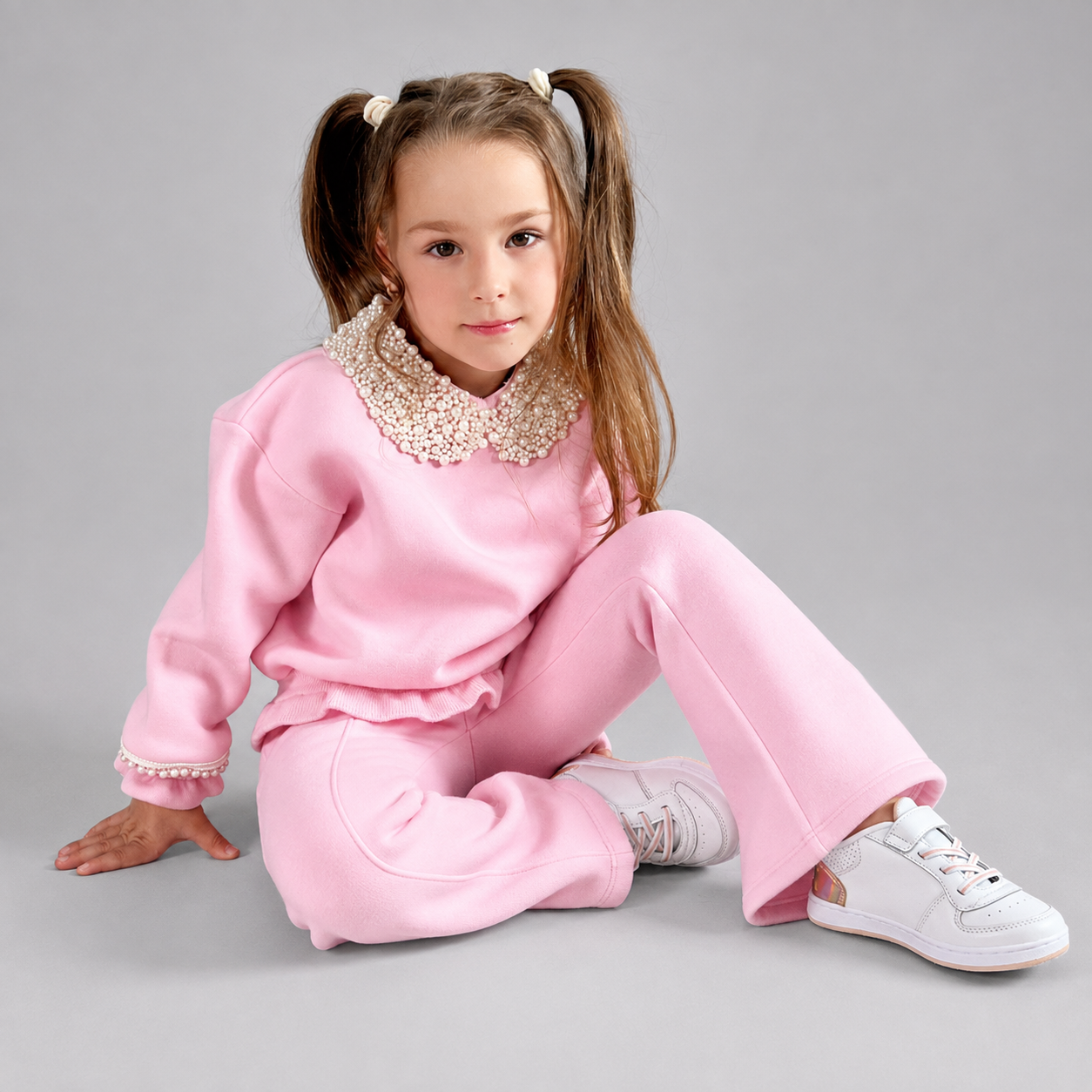 Trening fete roz cu guler si mansete accesorizate cu perle