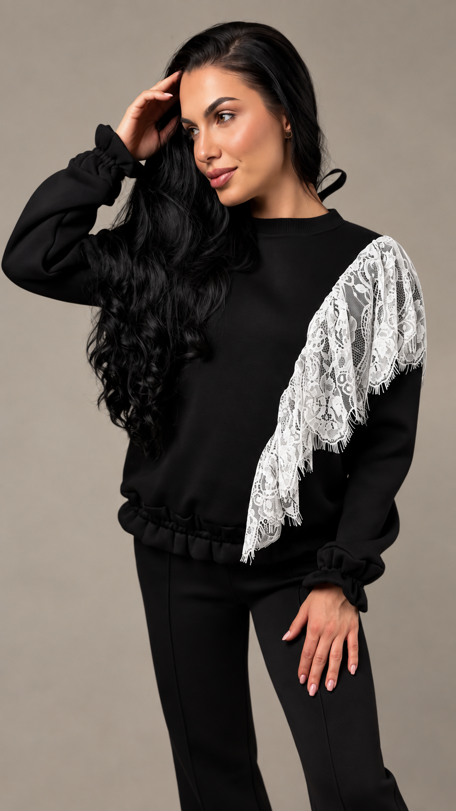 Compleu dama negru cu volan lateral din dantela chantilly si spatele decupat