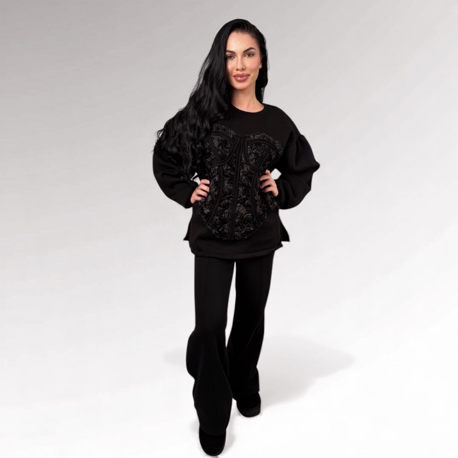 Trening dama negru cu aplicatie tip corset si trandafiri in relief