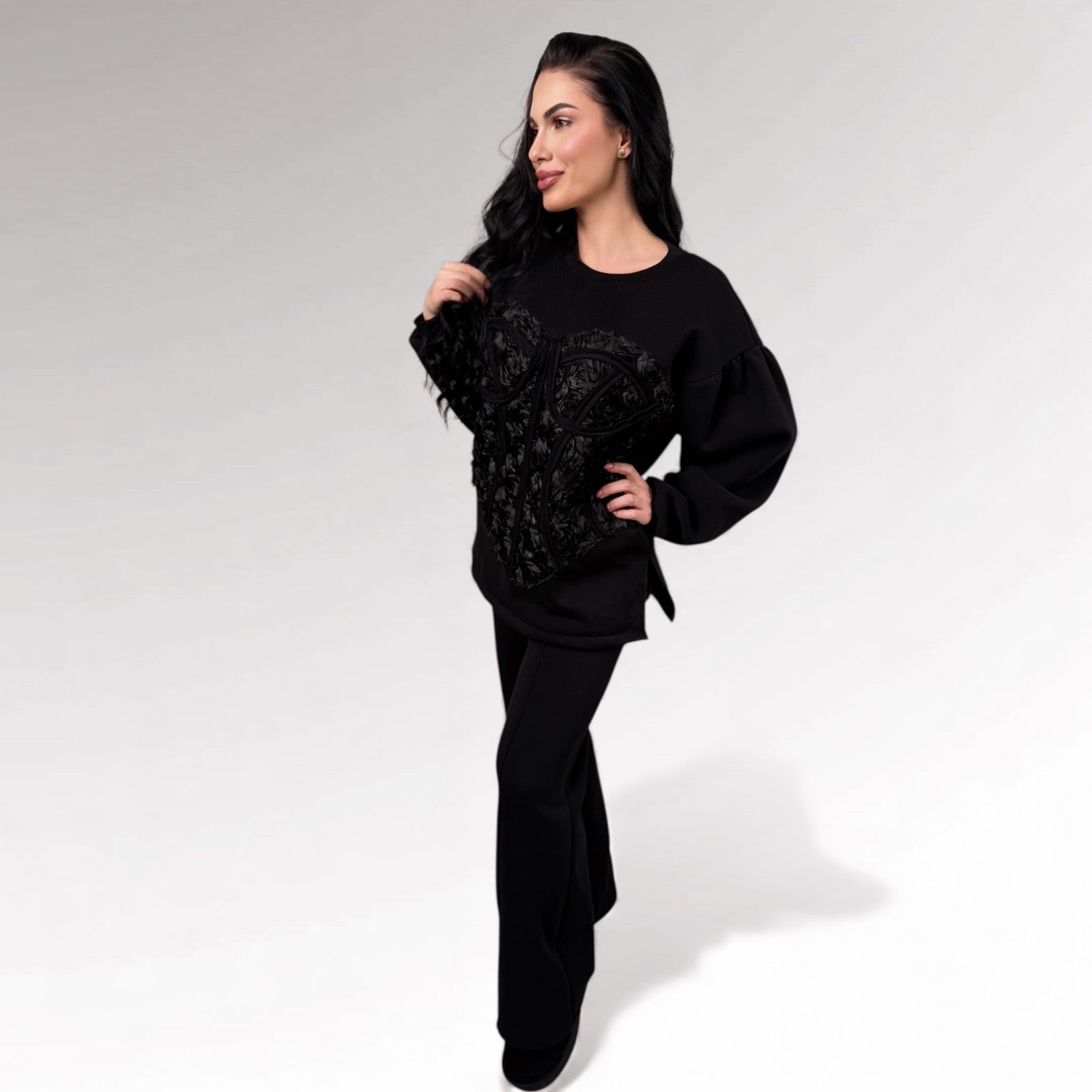 Trening dama negru cu aplicatie tip corset si trandafiri in relief