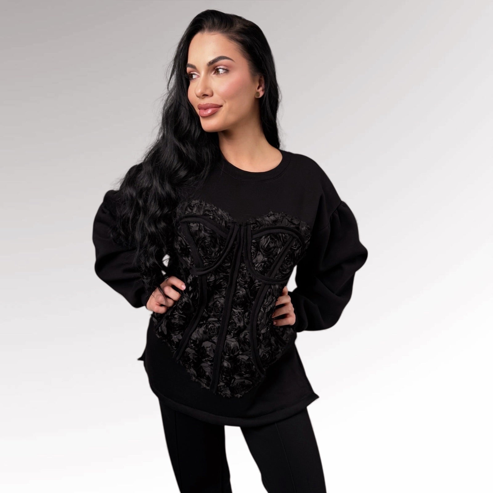 Trening dama negru cu aplicatie tip corset si trandafiri in relief