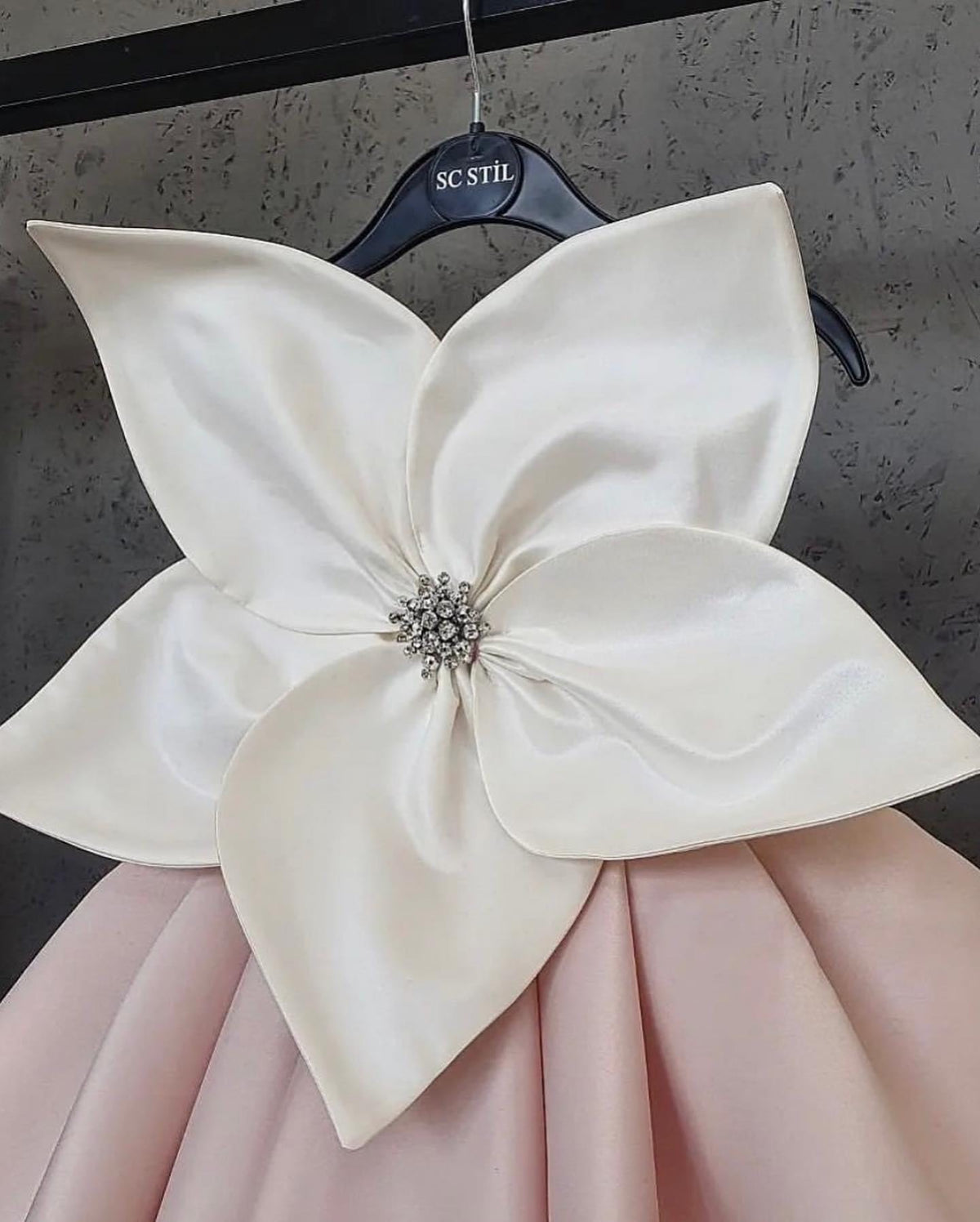 Rochie fete roz cu floare supradimensionata si cristale La Fleur