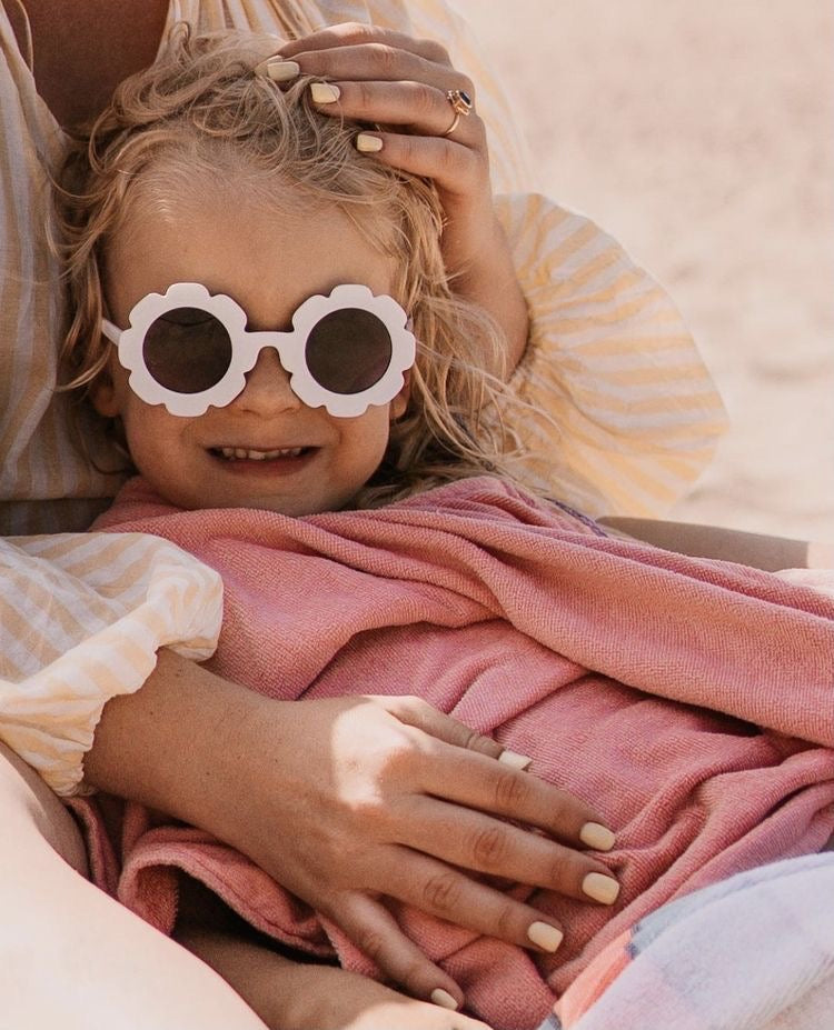 Ochelari de soare fete alb cu accesoriu funda supradimensionata