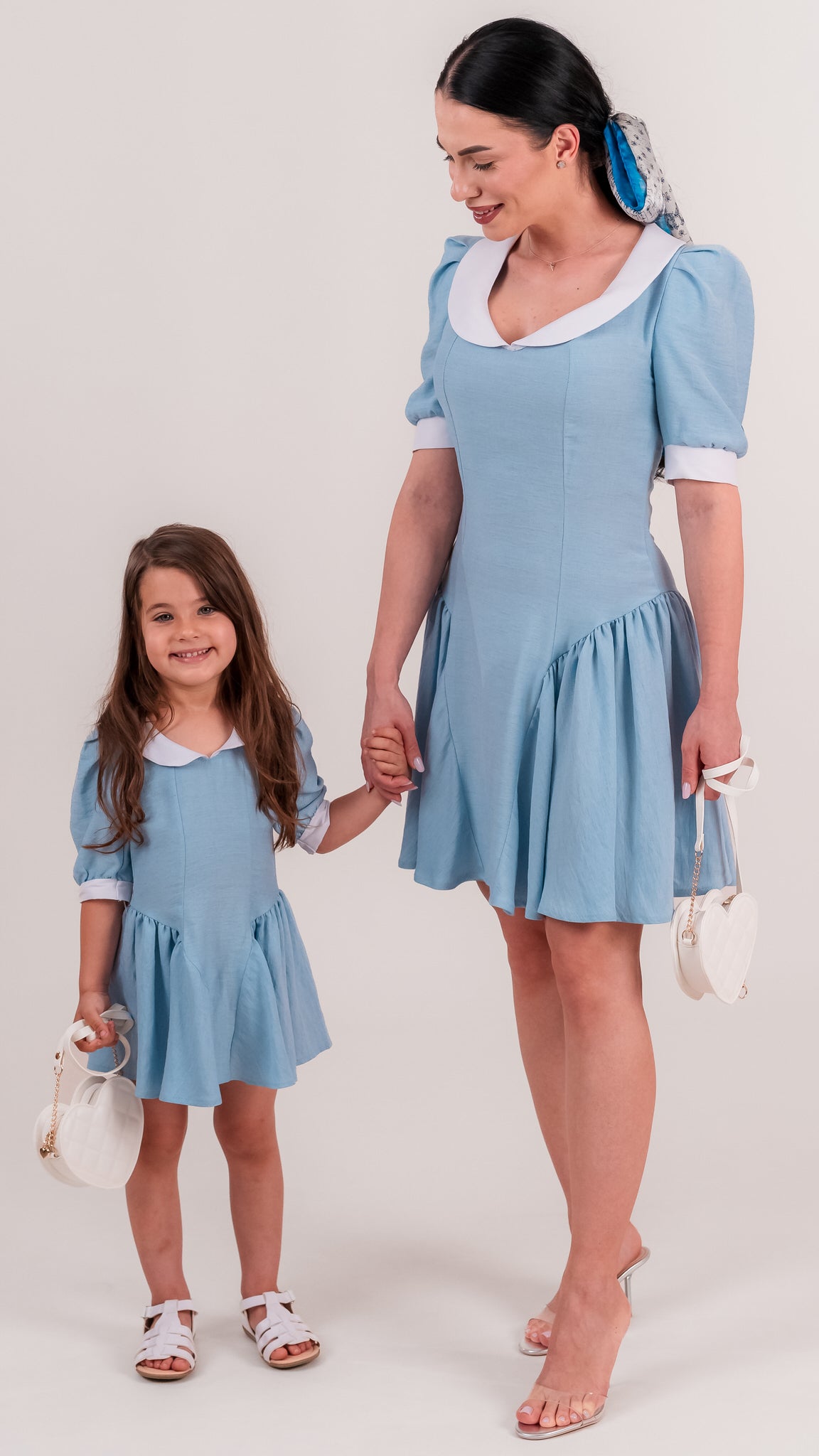 Set rochii mama fiica bleu din in cu guler alb si falduri