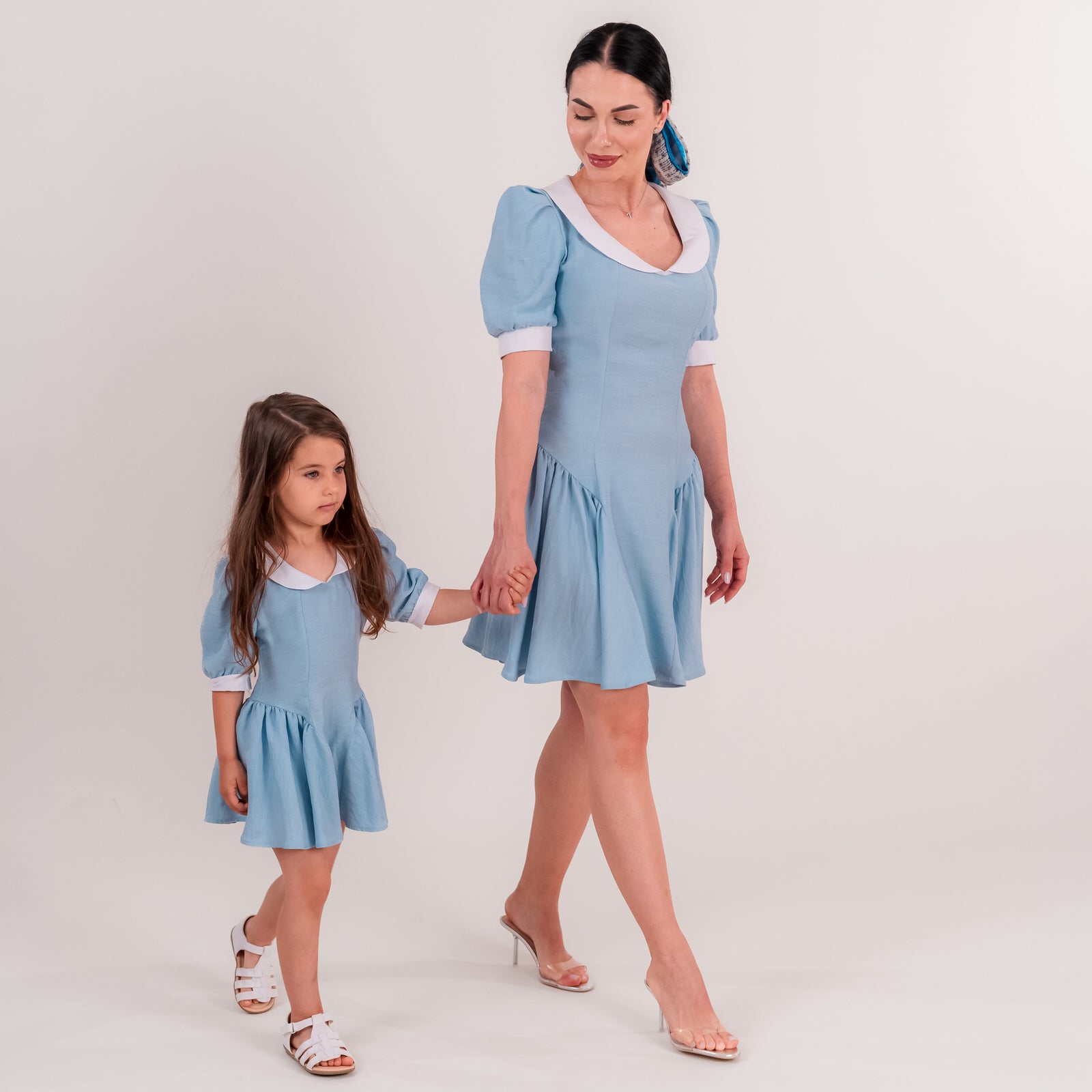 Set rochii mama fiica bleu din in cu guler alb si falduri