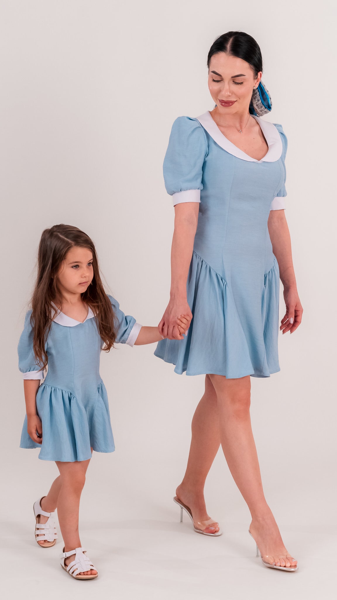 Set rochii mama fiica bleu din in cu guler alb si falduri