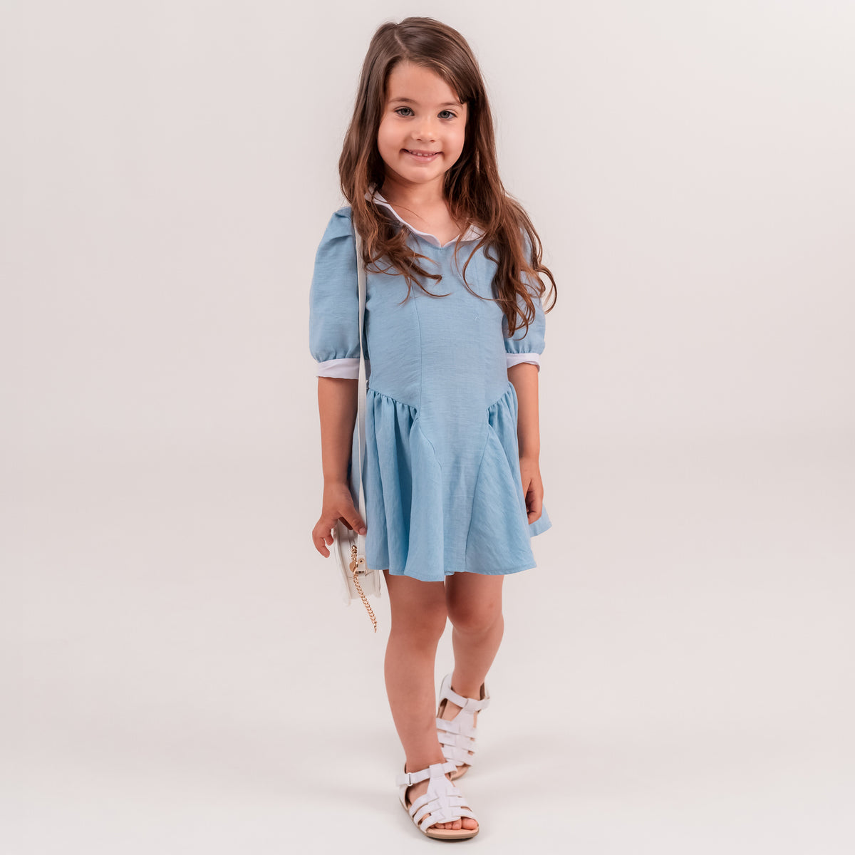 Set rochii mama fiica bleu din in cu guler alb si falduri