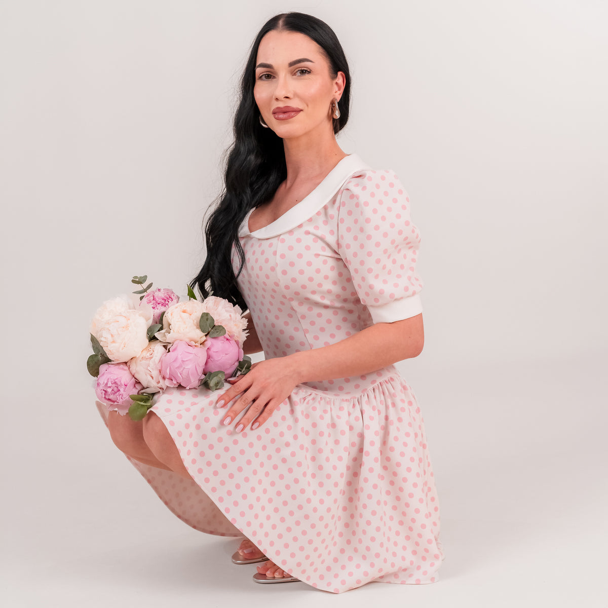 Set rochii mama fiica  mini cu buline roz, guler alb si falduri