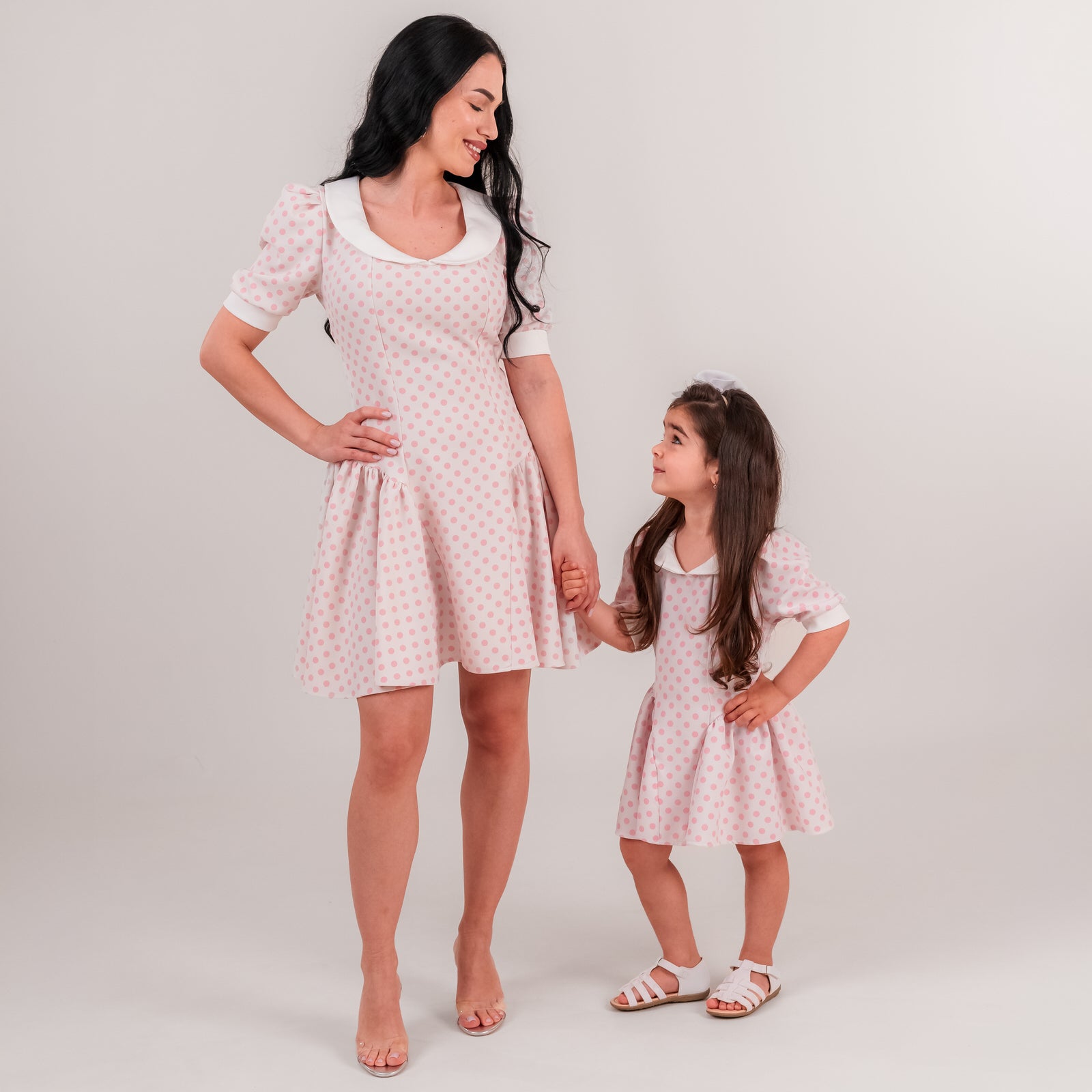 Set rochii mama fiica  mini cu buline roz, guler alb si falduri