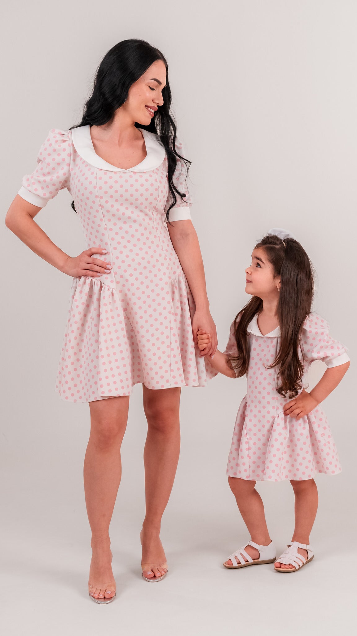 Set rochii mama fiica  mini cu buline roz, guler alb si falduri