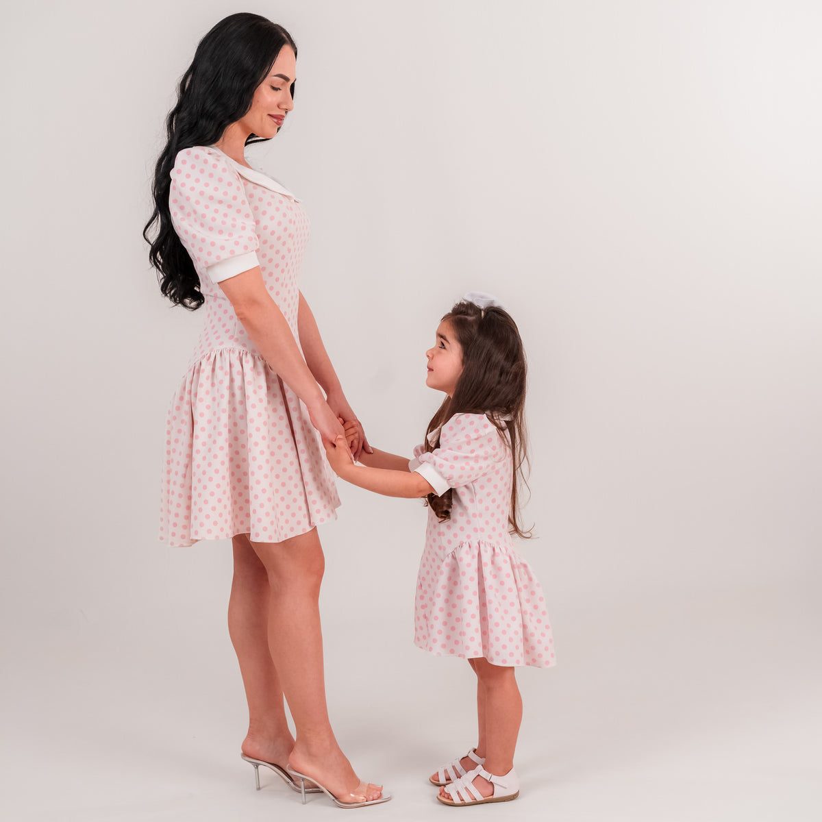 Set rochii mama fiica  mini cu buline roz, guler alb si falduri
