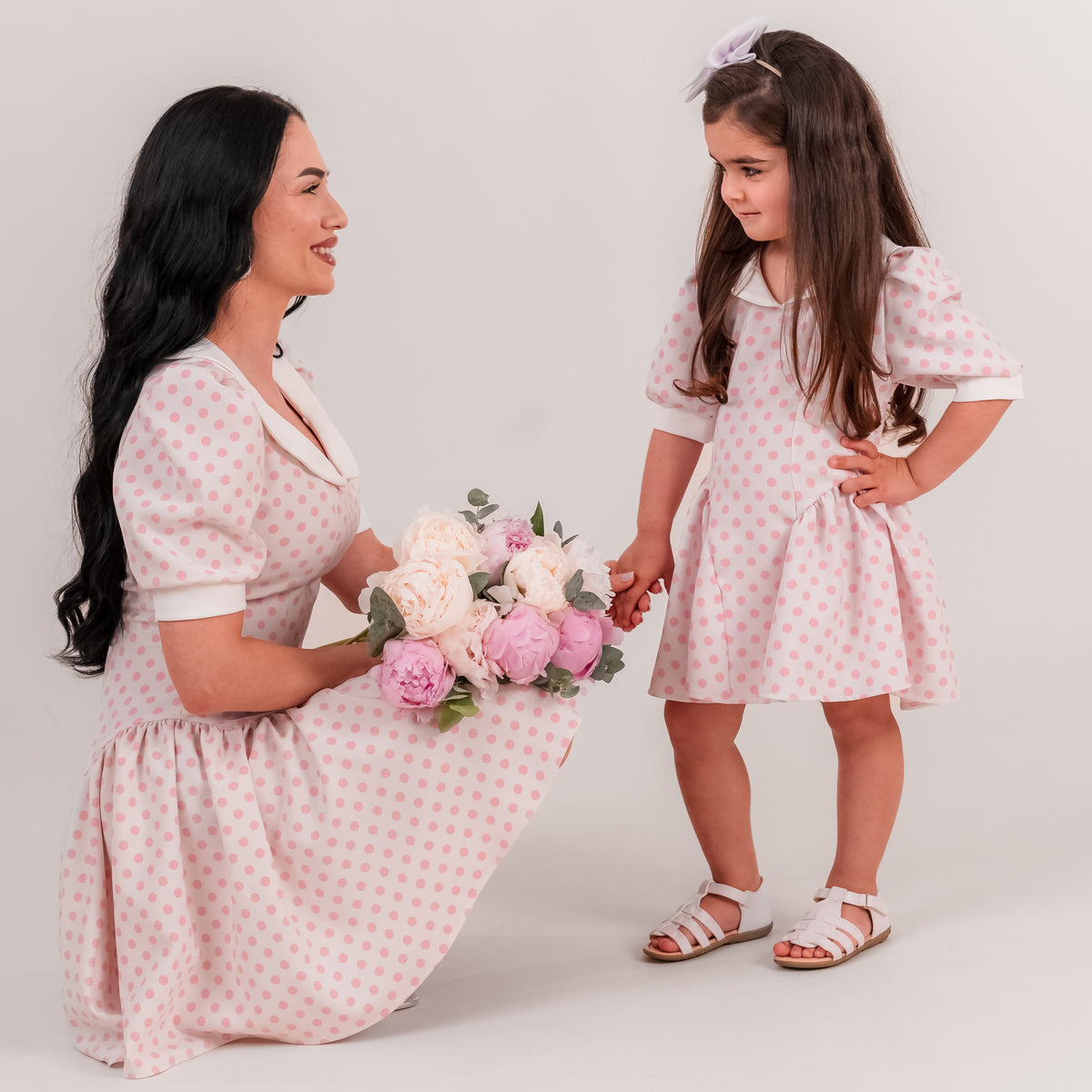 Set rochii mama fiica  mini cu buline roz, guler alb si falduri