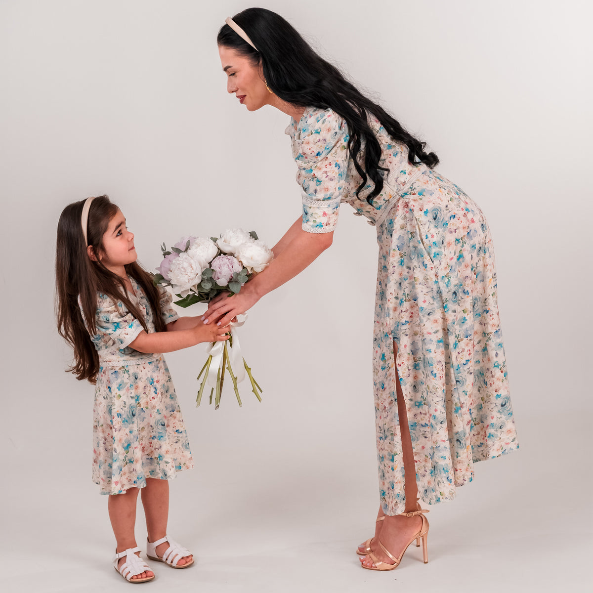 Set rochii mama fiica midi cu imprimeu floral bleu