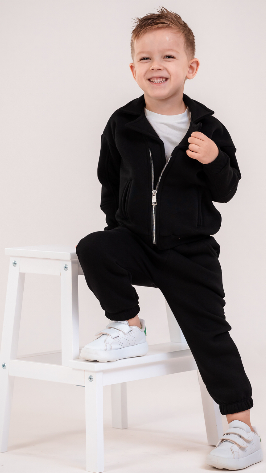 Trening baieti negru format din jacheta cu fermoar si pantaloni jogger