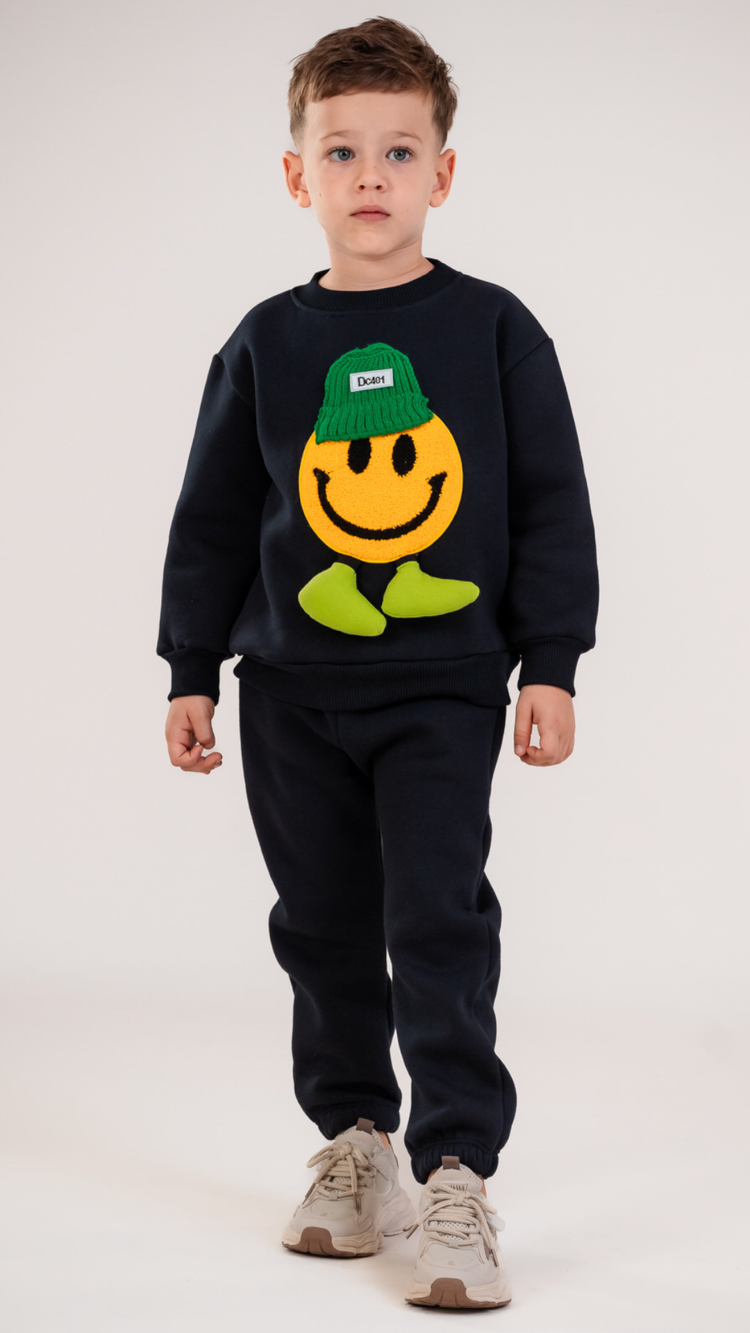 Trening baieti bleumarin cu aplicatie plusata 3D in forma de smiley face