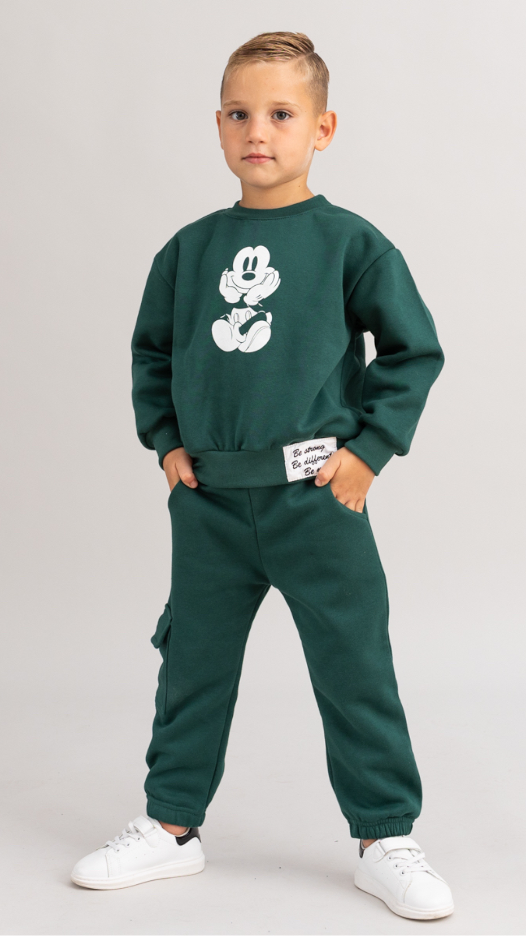 Trening baieti verde cu imprimeu si mesaj brodat
