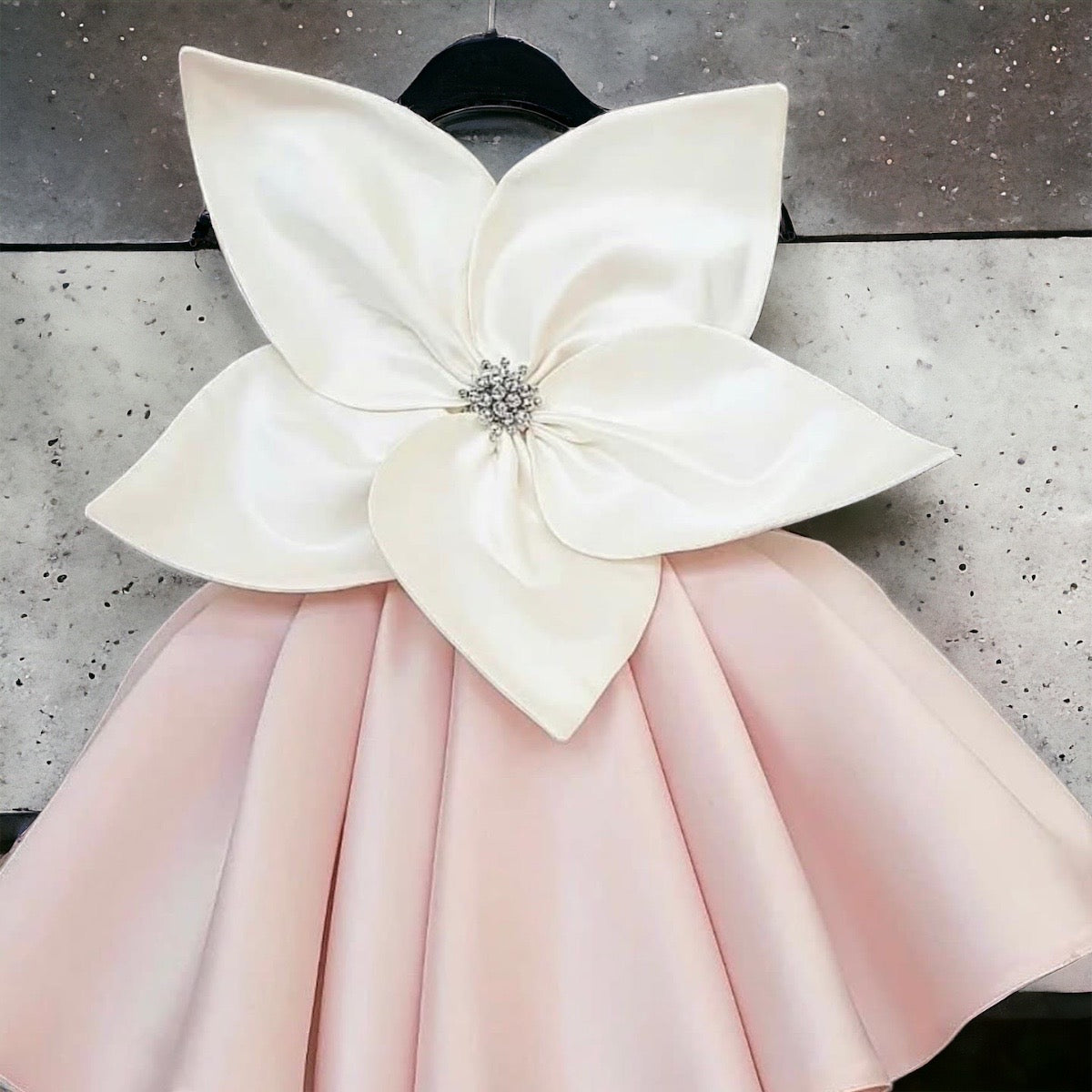 Rochie fete roz cu floare supradimensionata si cristale La Fleur