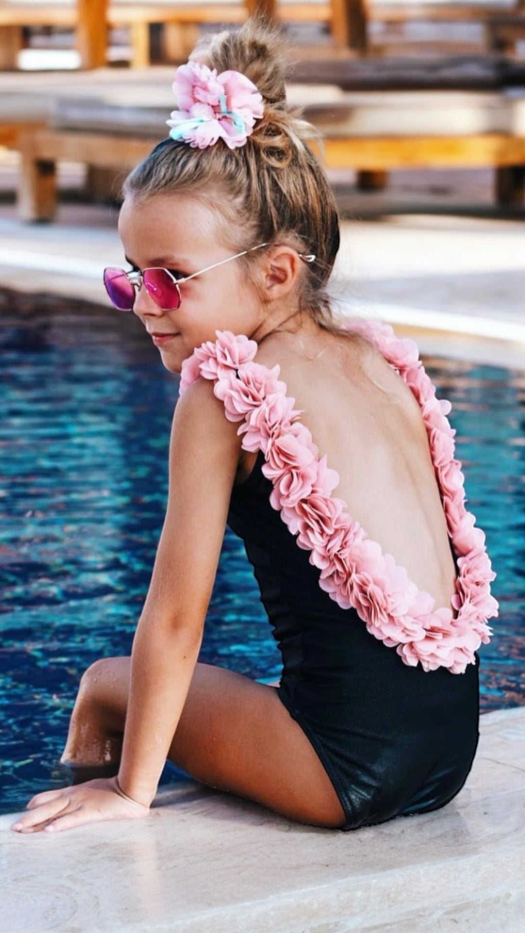 Costum de baie fete negru cu flori aplicate