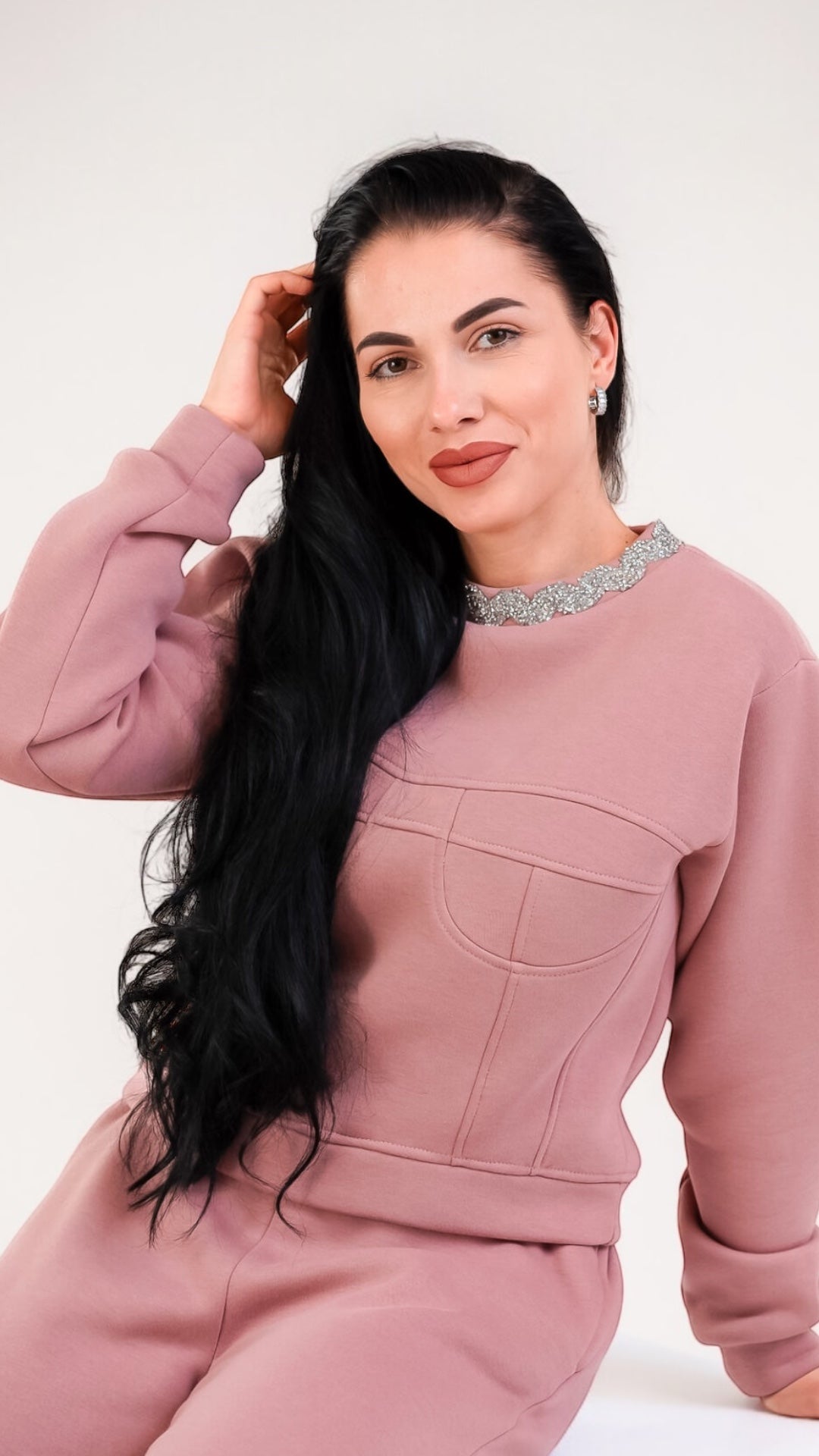 Trening dama roz pudra cu corset cusut manual si guler accesorizat cu strasuri