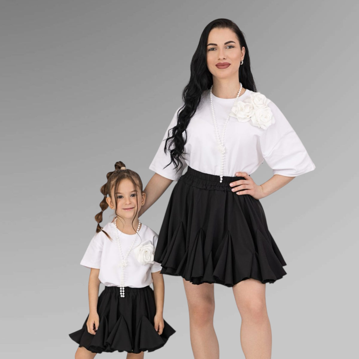 Set tricouri mama fiica alb cu trandafiri de matase si lant de perle