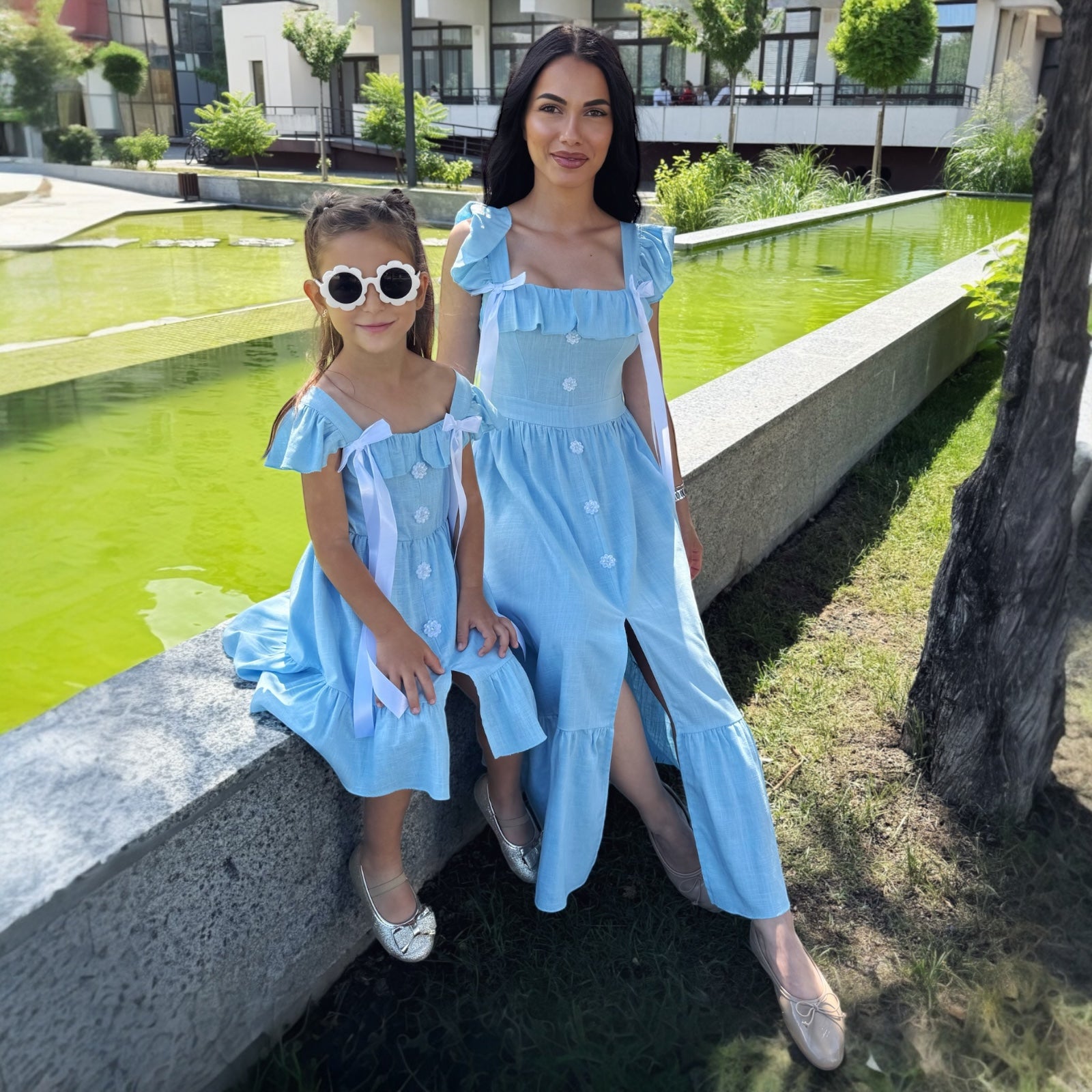Set rochii mama fiica bleu cu volane, nasturi decorativi si funde satinate