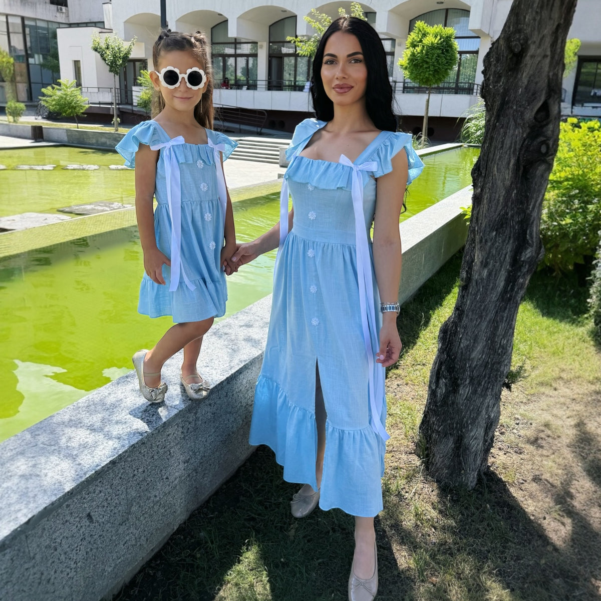 Set rochii mama fiica bleu cu volane, nasturi decorativi si funde satinate