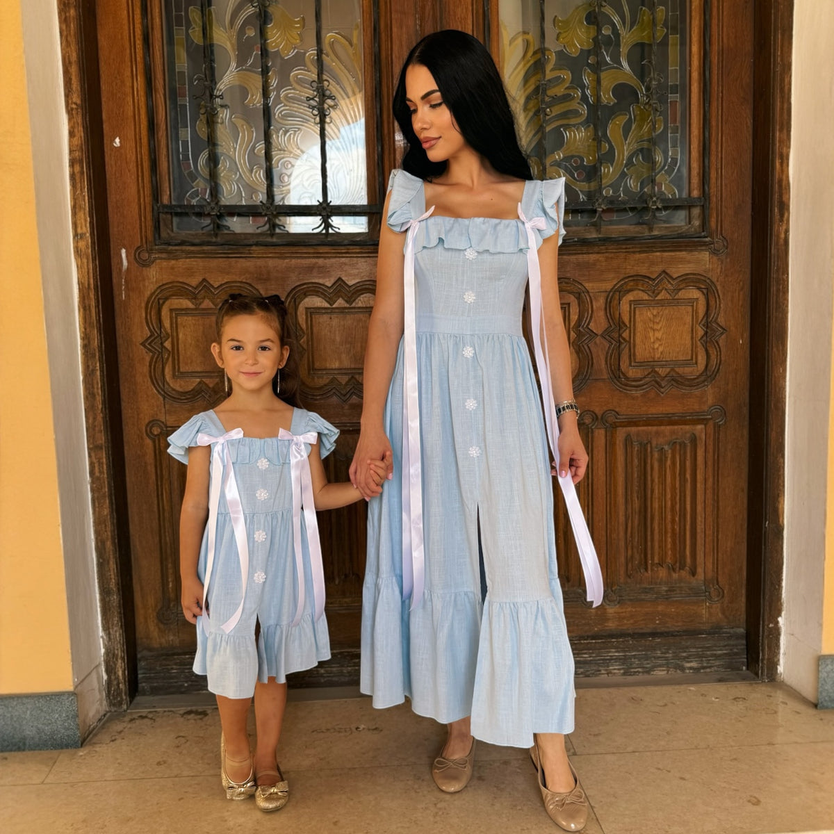 Set rochii mama fiica bleu cu volane, nasturi decorativi si funde satinate