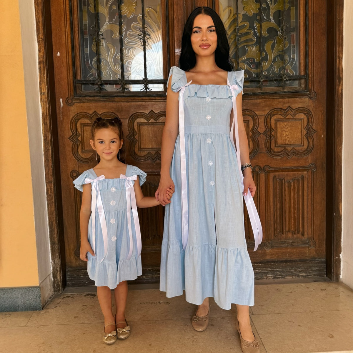 Set rochii mama fiica bleu cu volane, nasturi decorativi si funde satinate