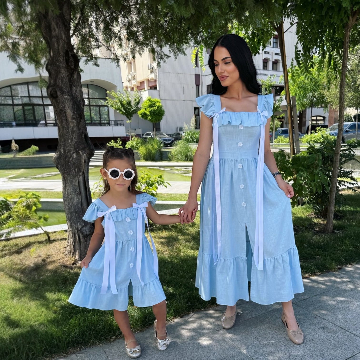 Set rochii mama fiica bleu cu volane, nasturi decorativi si funde satinate