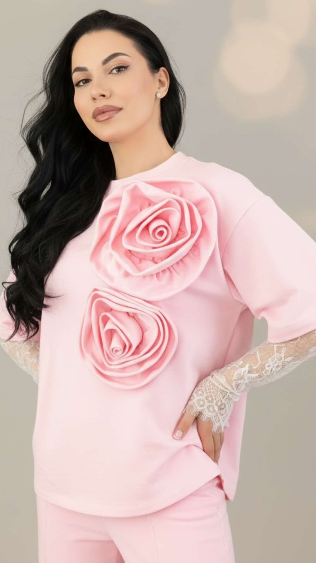 Compleu dama roz cu flori aplicate si maneci din dantela chantilly detasabile