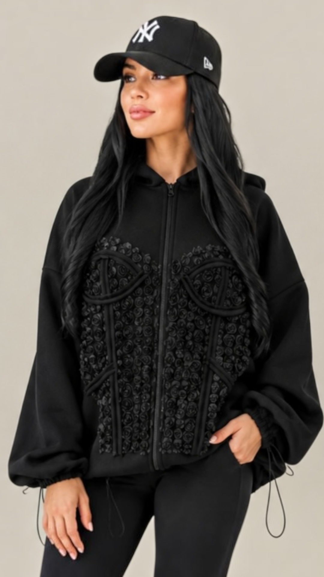 Hanorac dama negru cu aplicatie tip corset si trandafiri in relief