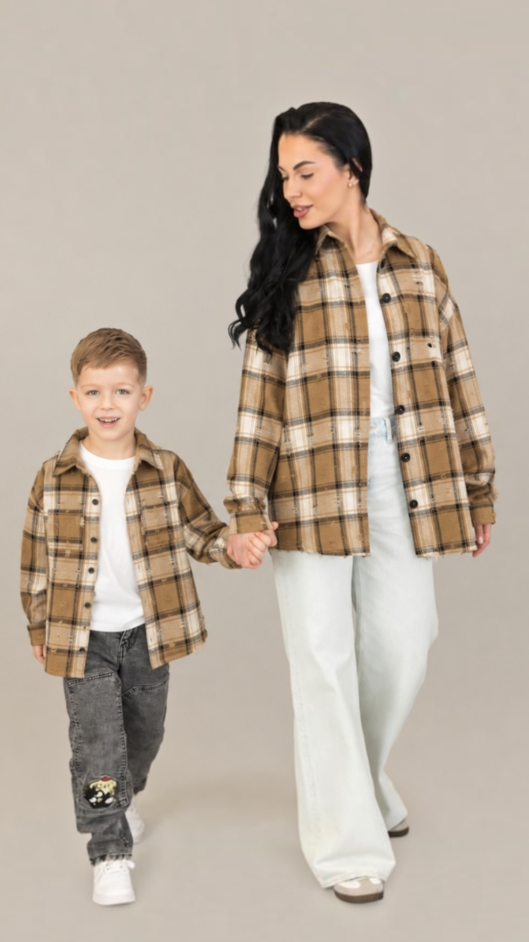 Set camasi mama copil in carouri crem-negru, oversize, cu perforatii fine